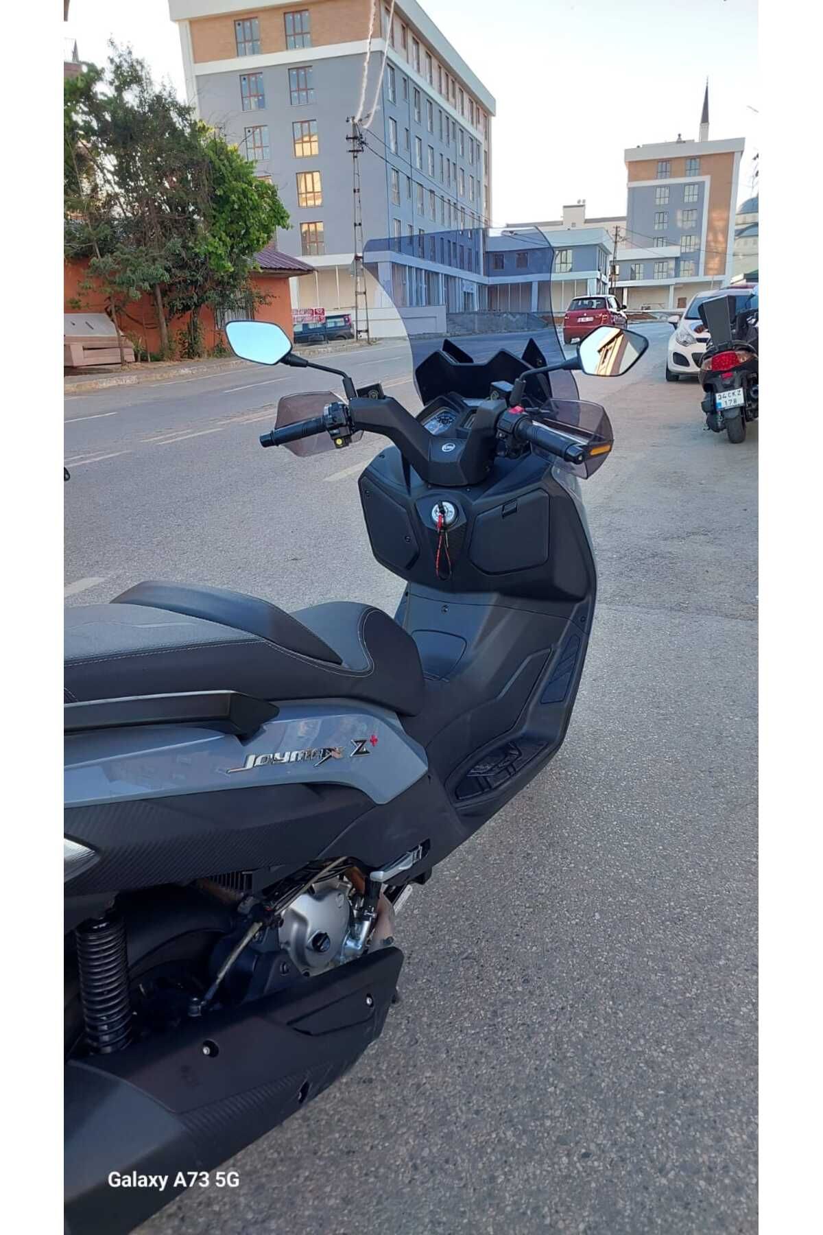 SYM Joymax Z Plus Siperlik Ön Cam 2023-2025 Model 70cm Füme Renkli 4mm