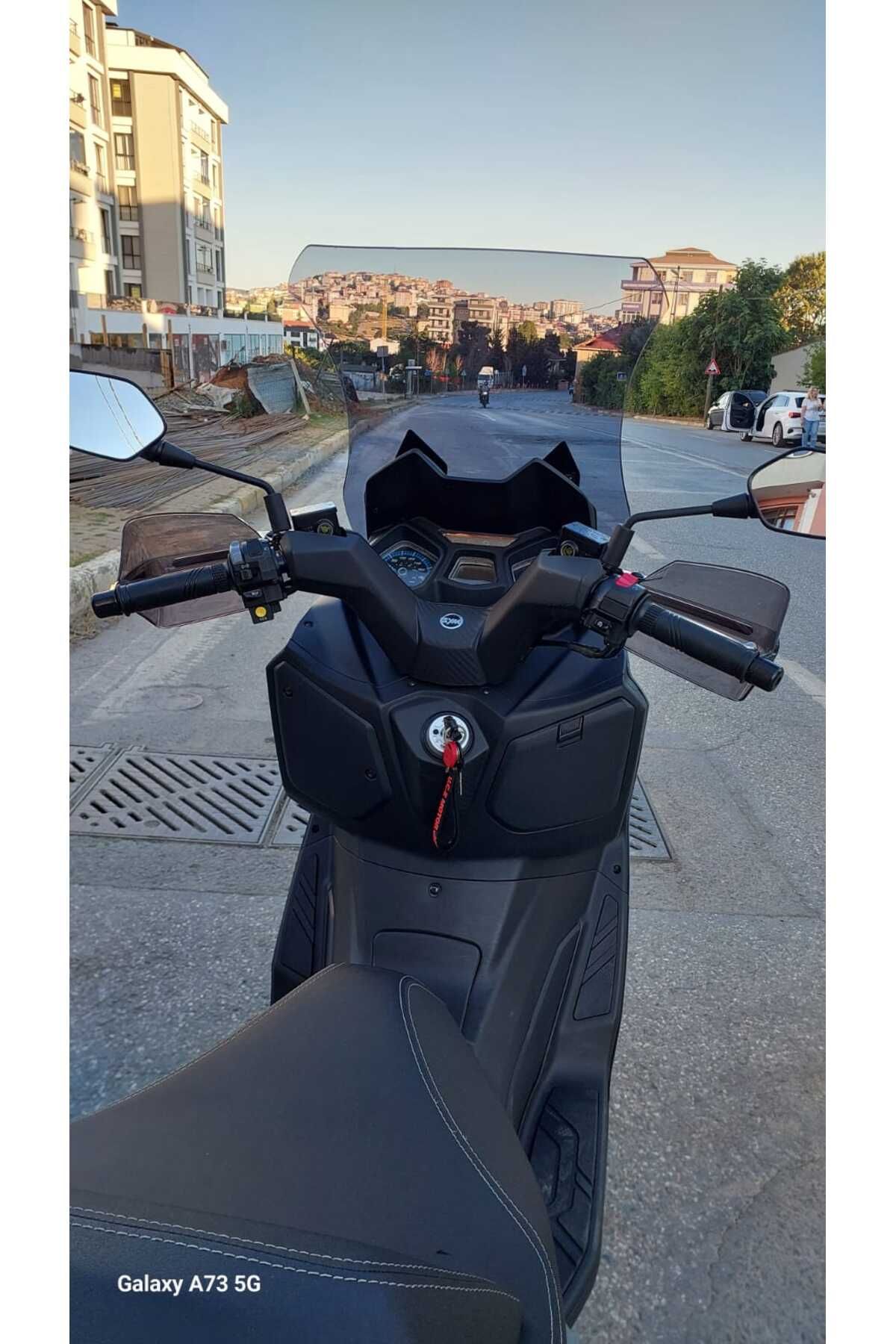 SYM Joymax Z Plus Siperlik Ön Cam 2023-2025 Model 70cm Füme Renkli 4mm
