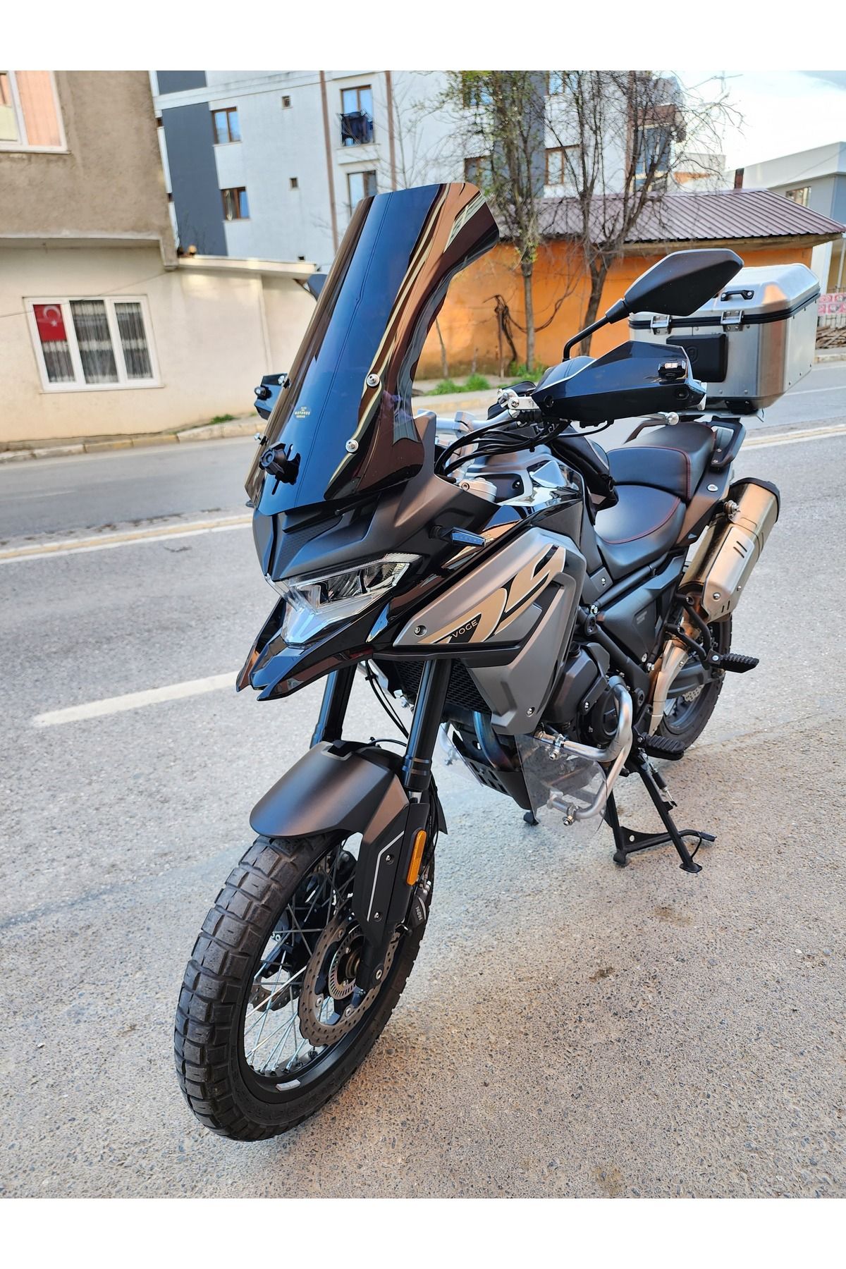 Voge DSX 650 Siperlik Ön Cam 2022 Model 55cm Siyah Renkli 4mm KISA SPOR CAM