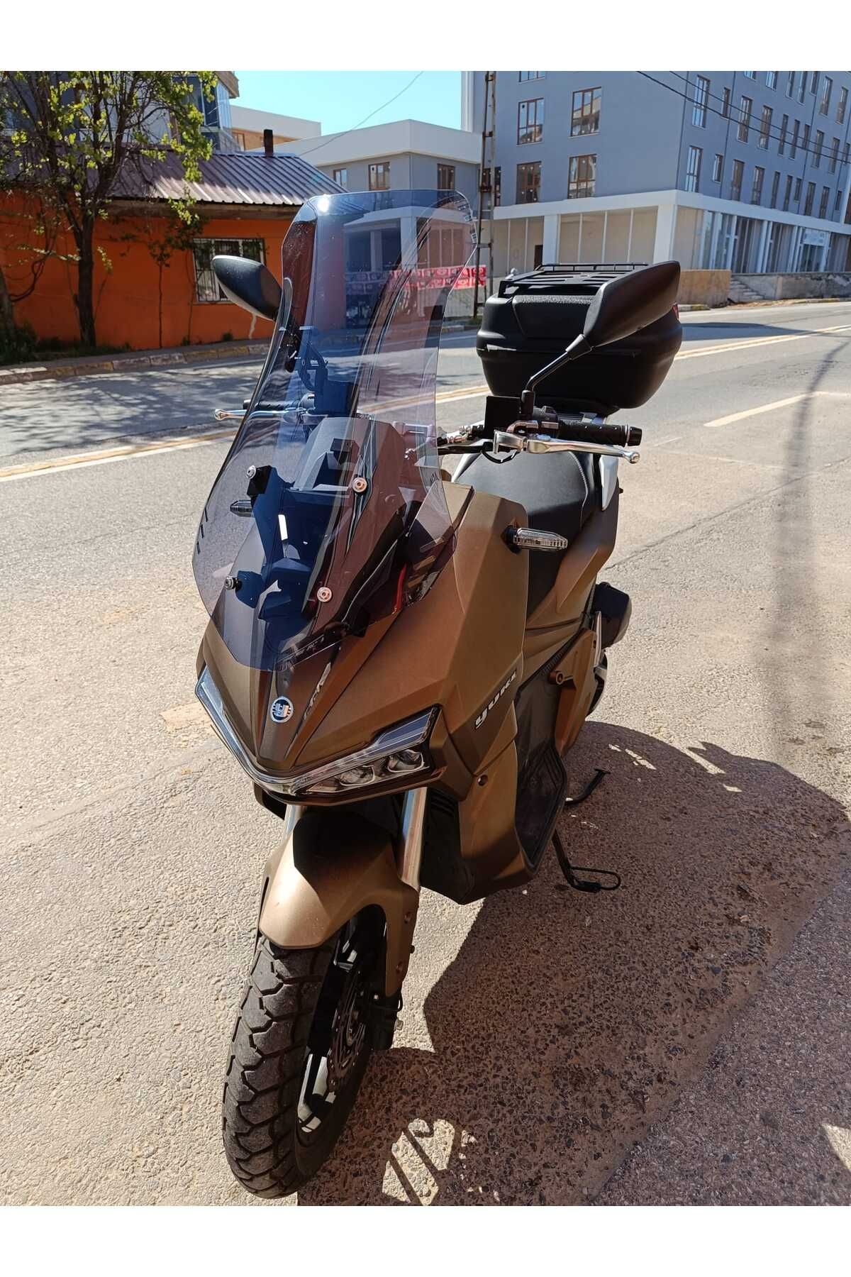 Yuki Adventure 150 Siperlik Ön Cam 2023-2025 Model 55cm Füme Renkli 4mm KISA SPOR CAM