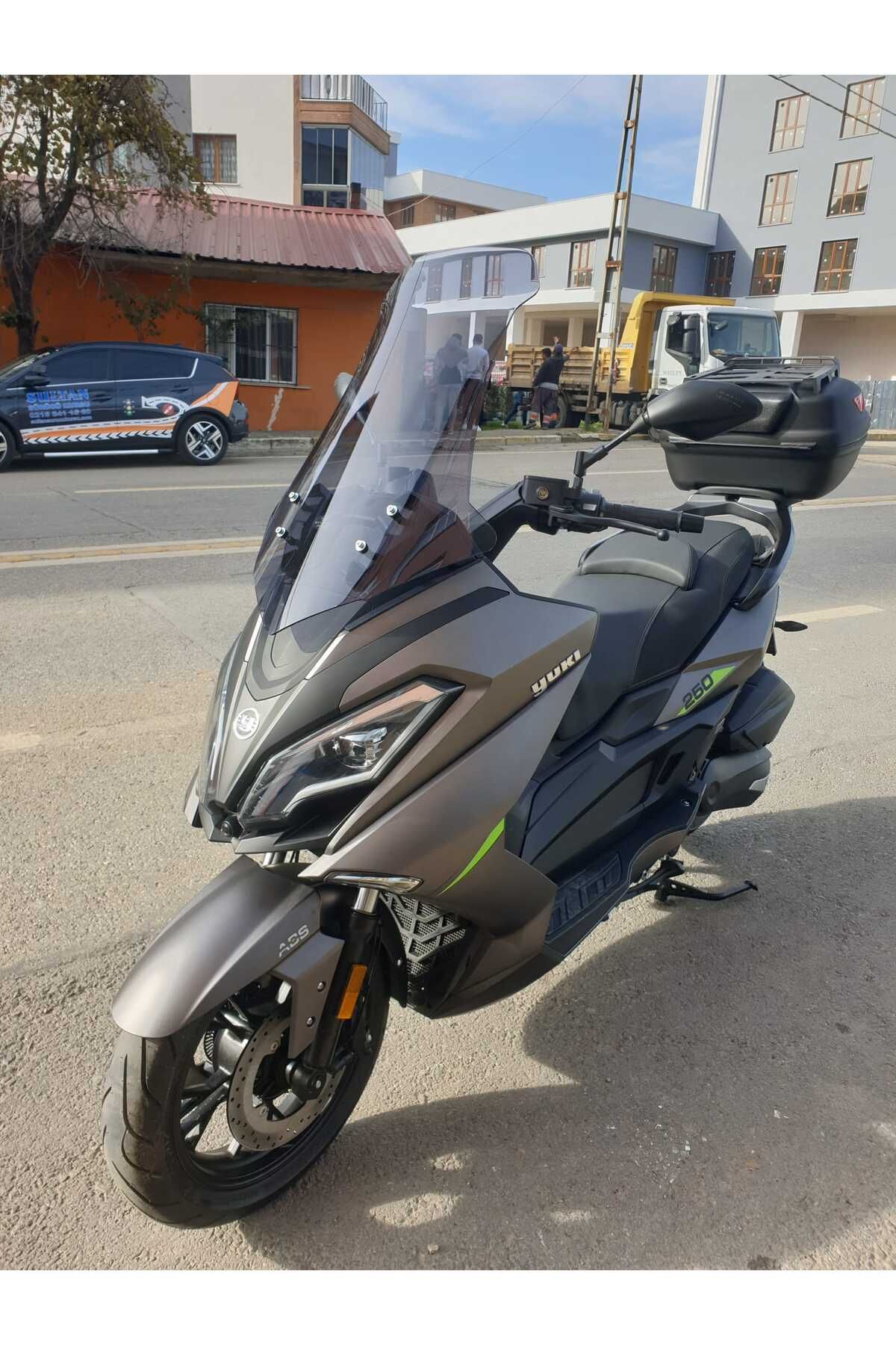 Yuki Explorer 250 Siperlik Ön Cam 2021-2025 Model 72cm Füme Renkli 4mm UZUN CAM