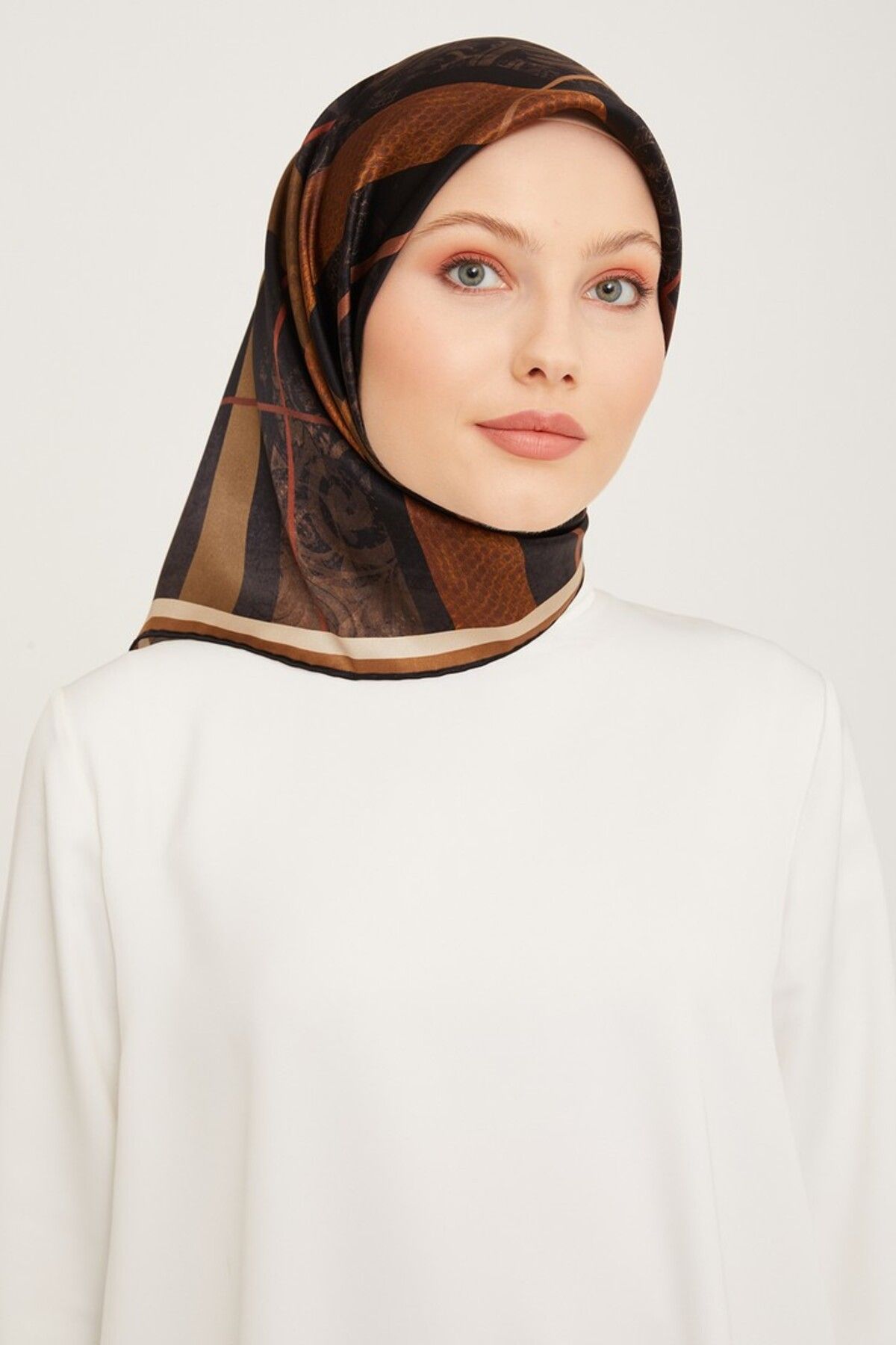Armine Nostalji Serisi İpek Twill Eşarp 9023D-05 Geometrik Desen TABA-ANTRASİT