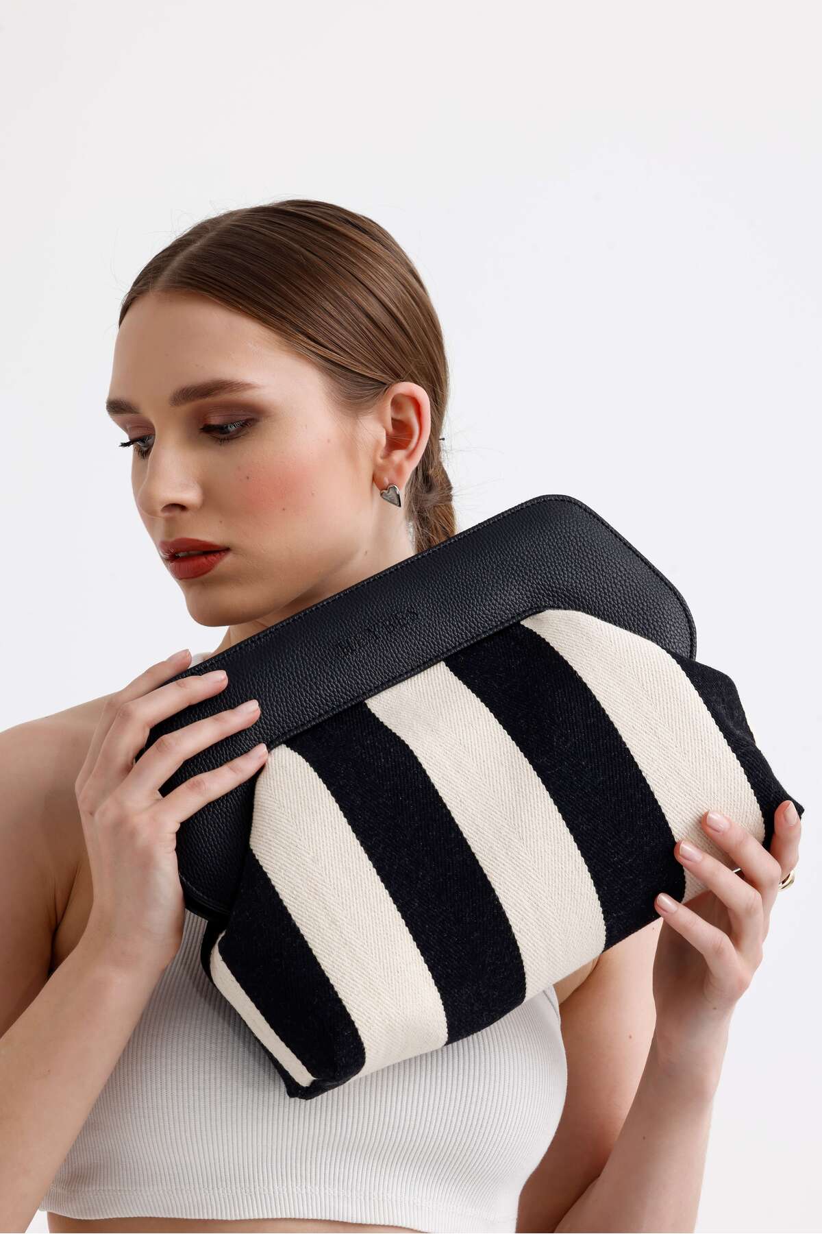 HEYBE'S Heybes Kadın Siyah Çizgi Desenli Kanvas Clutch El Çantası görsel 2