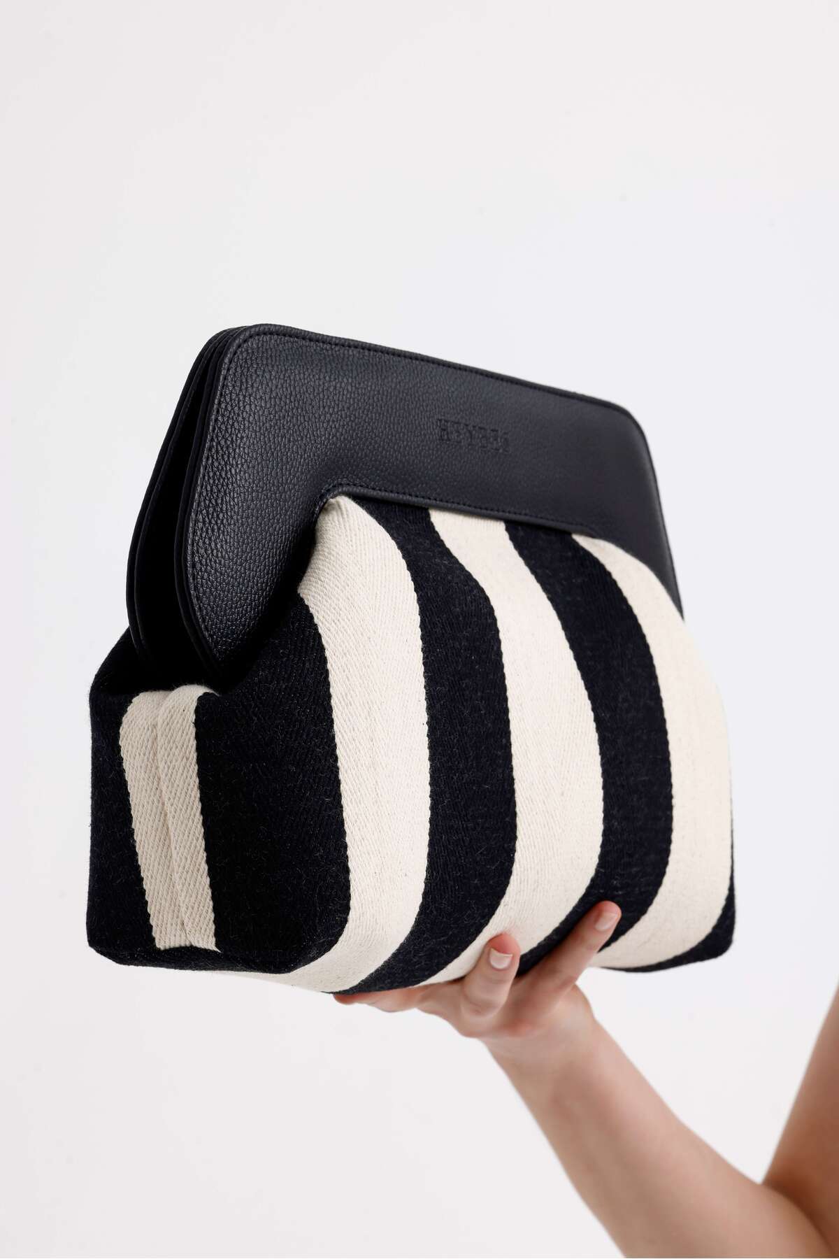 HEYBE'S Heybes Kadın Siyah Çizgi Desenli Kanvas Clutch El Çantası görsel 3