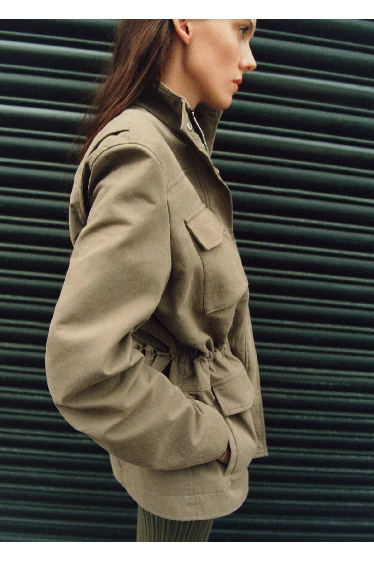 MANGO Woman-Kapesní parka s vysokým límečkem 8