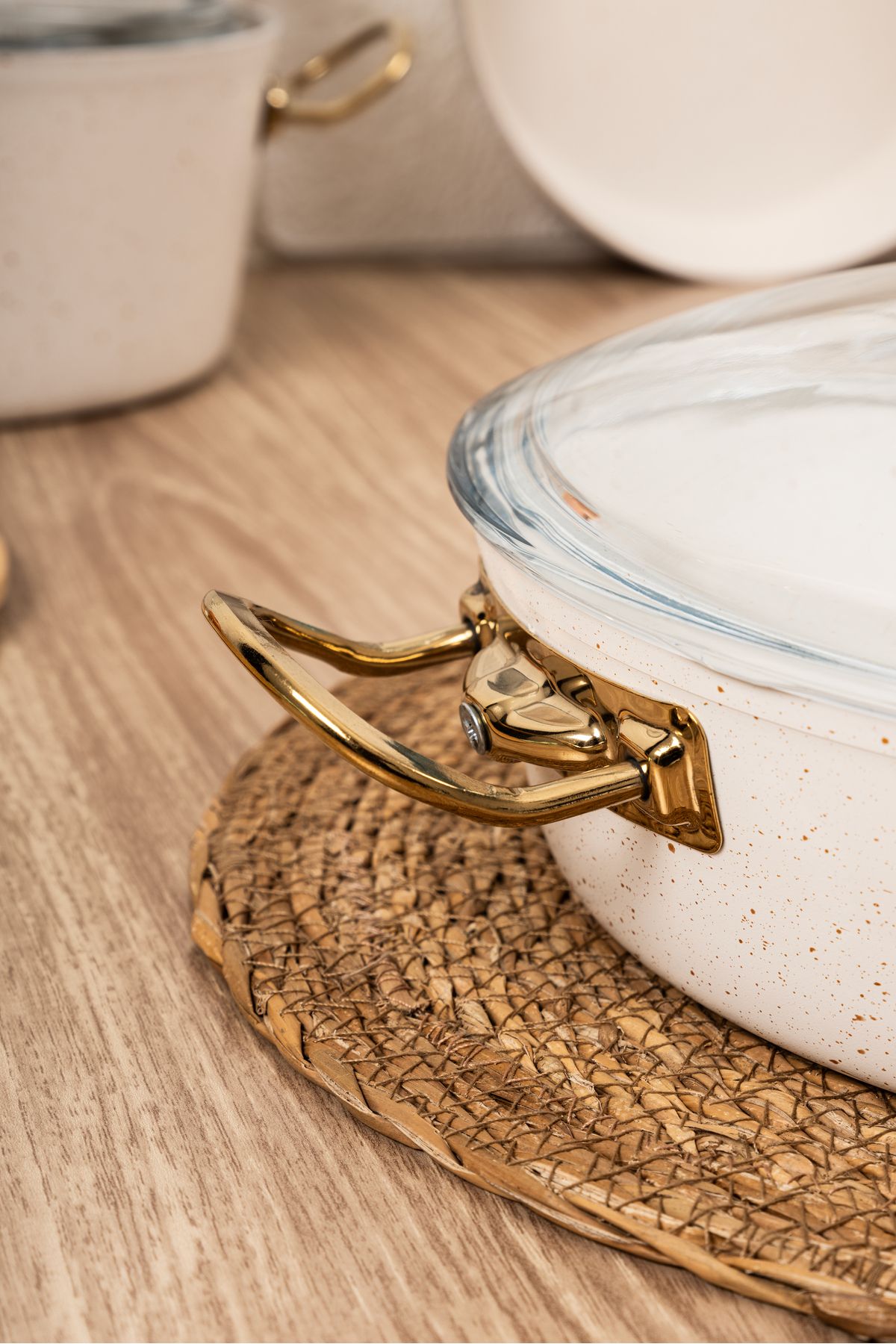 çarşıdayız-7 Pieces White Granite Cookware Set - Stylish and Durable Design with Metal Gold Handle 3