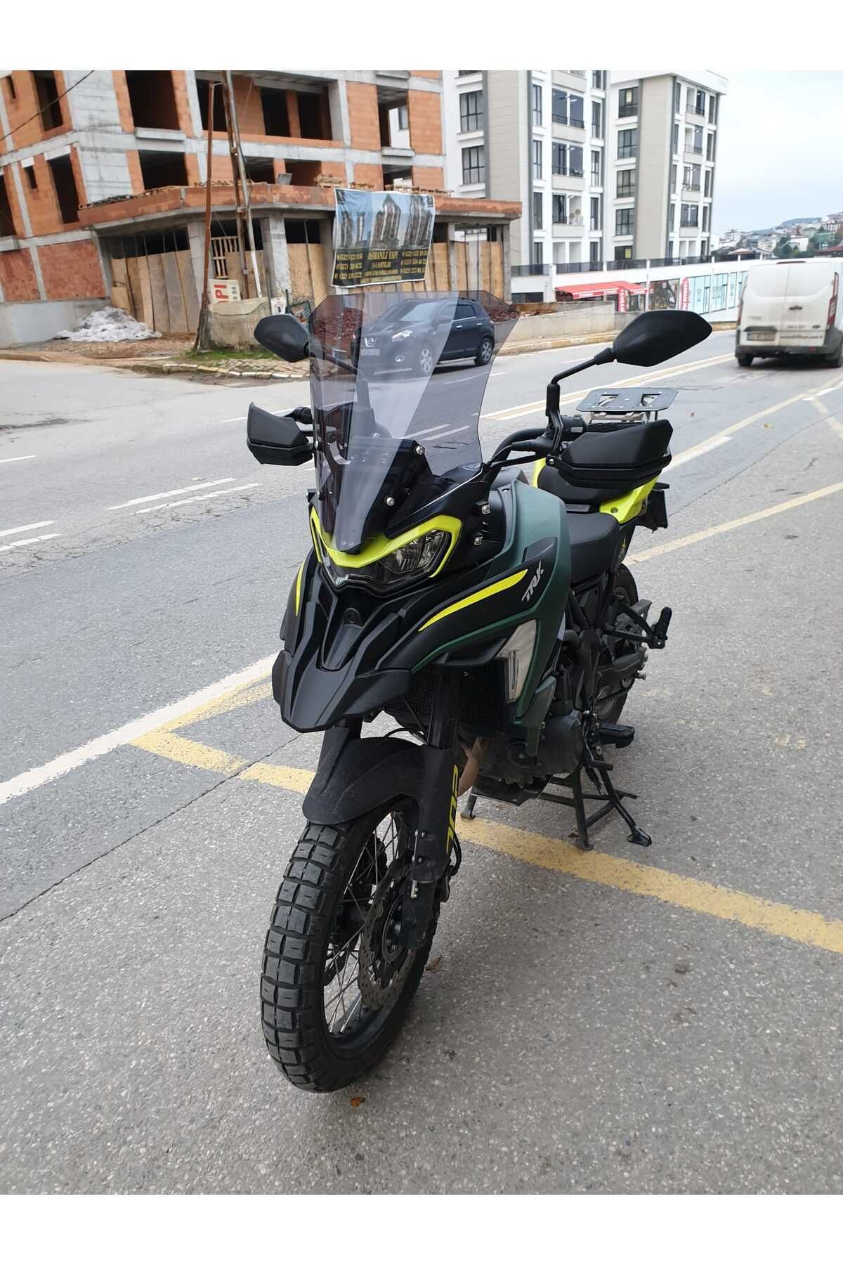 Benelli TRK 702 X Siperlik Ön Cam 2025 Model 51cm Füme Renkli 4mm 4mm 1. TASARIM