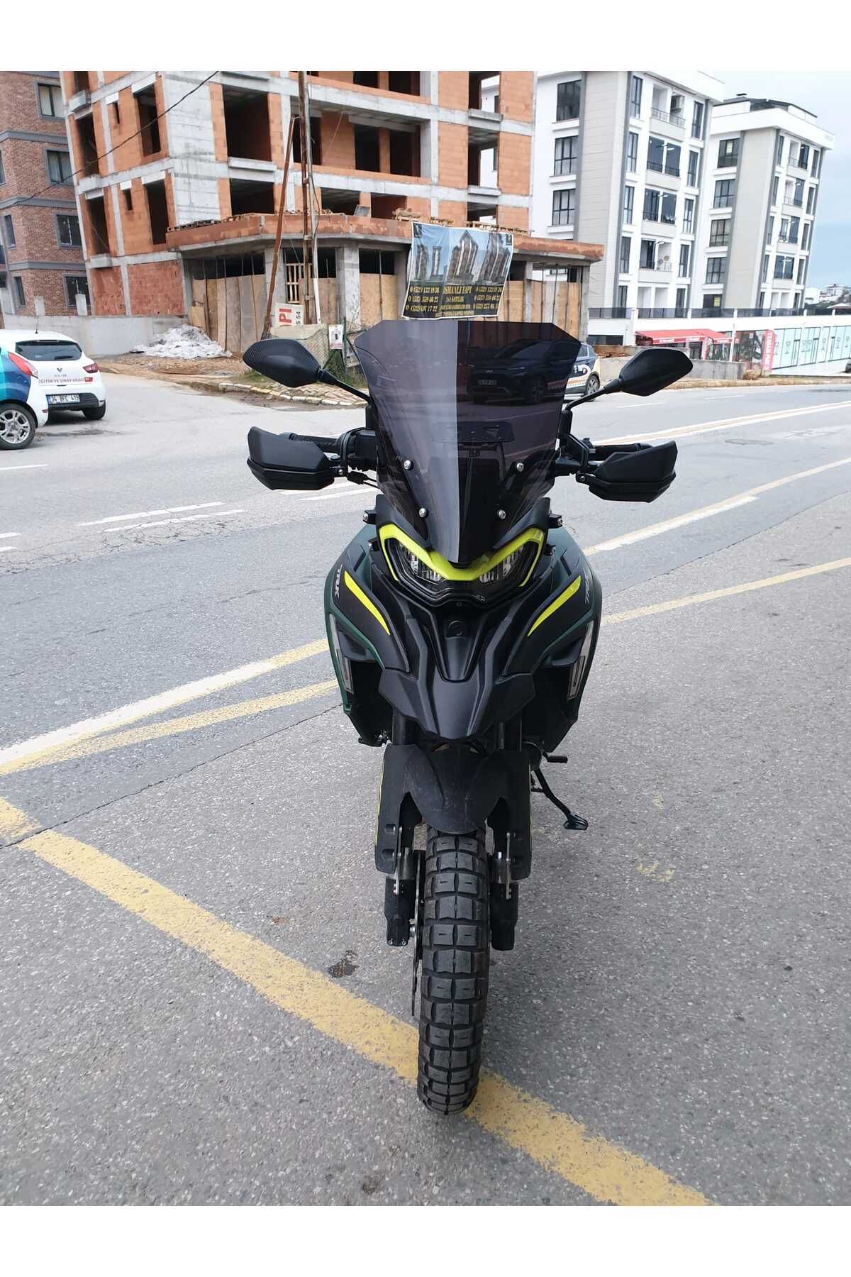 Benelli TRK 702 X Siperlik Ön Cam 2025 Model 51cm Siyah Renkli 4mm 1. TASARIM
