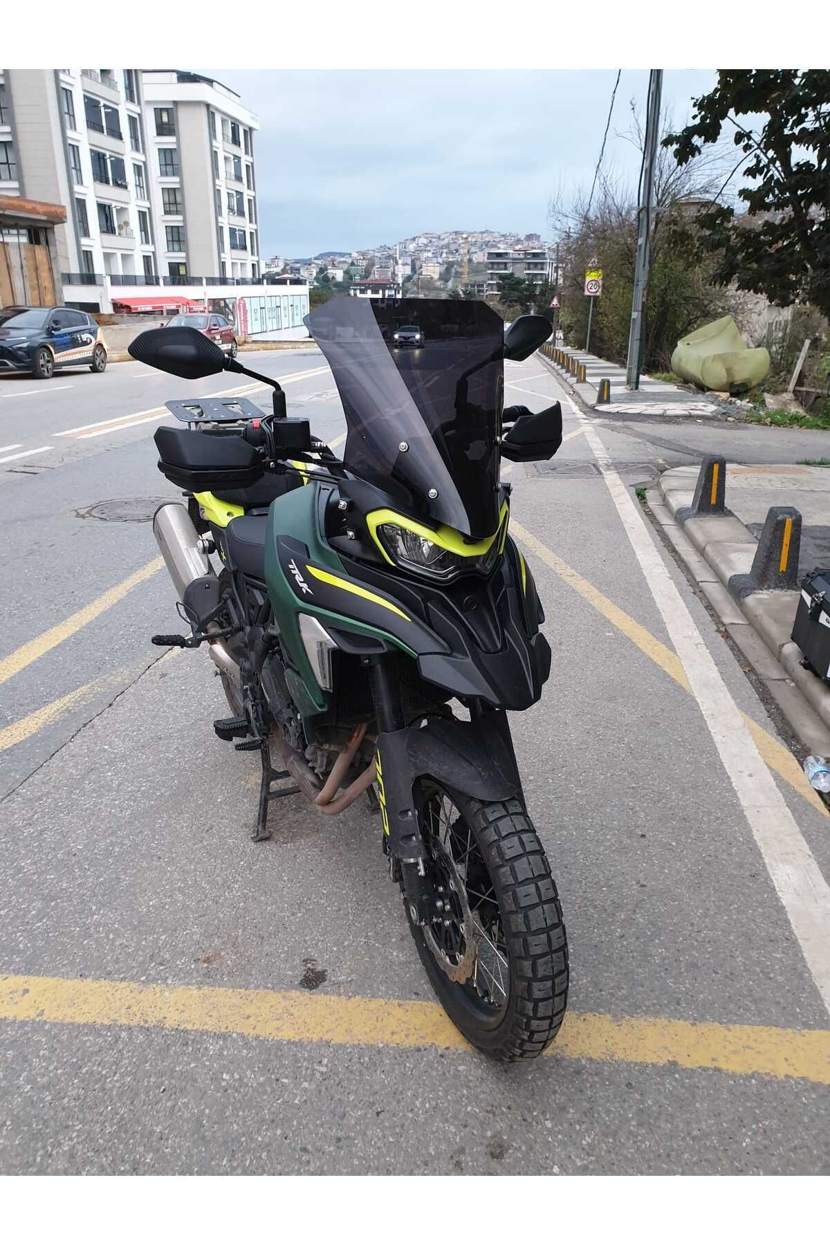 Benelli TRK 702 X Siperlik Ön Cam 2025 Model 51cm Siyah Renkli 4mm 1. TASARIM