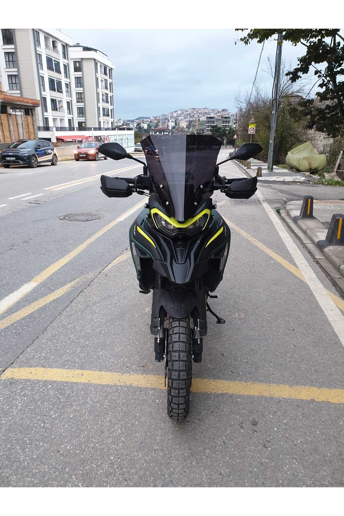 Benelli TRK 702 X Siperlik Ön Cam 2025 Model 51cm Siyah Renkli 4mm 1. TASARIM