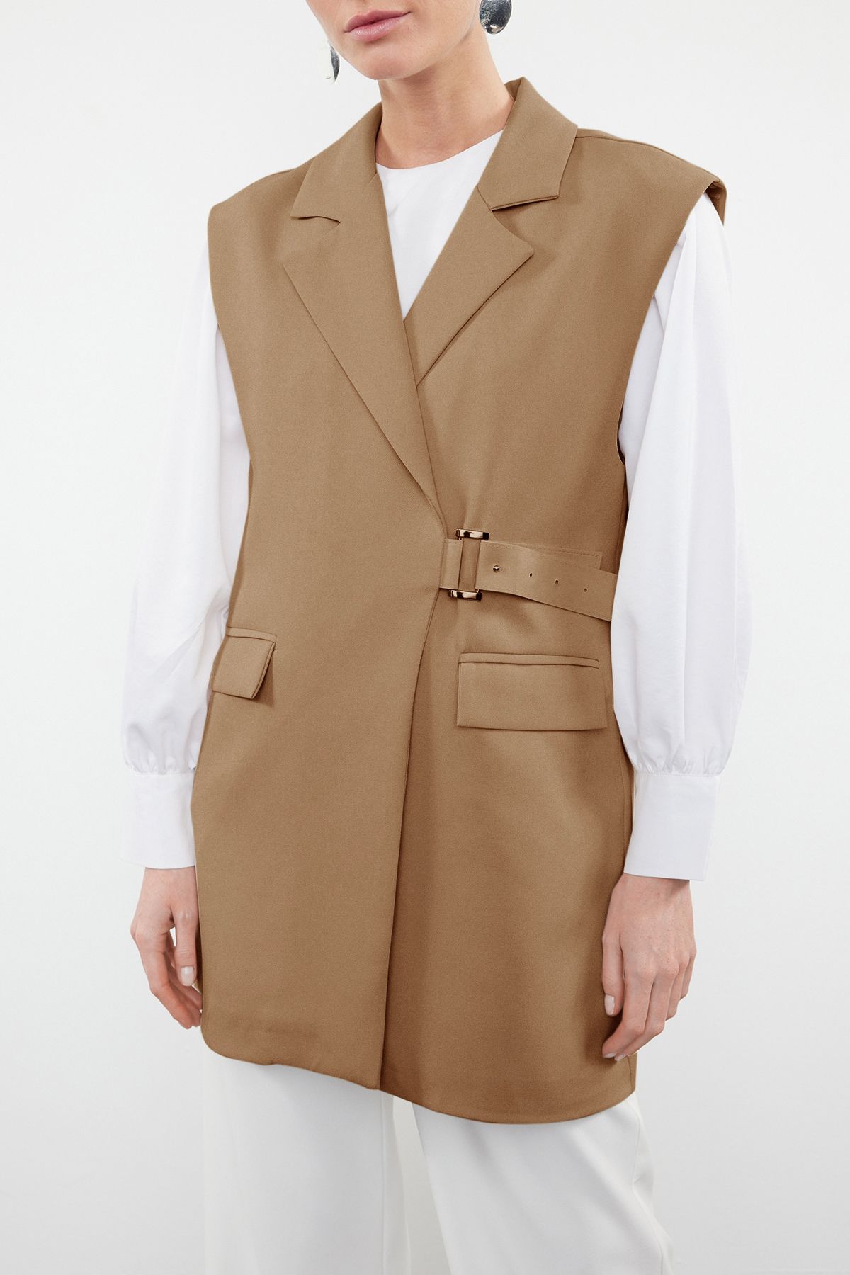 Trendyol Modest-Nerzfarbene gewebte Weste mit halber Taille und Gürtelverschluss TCTAW23YL00006 3