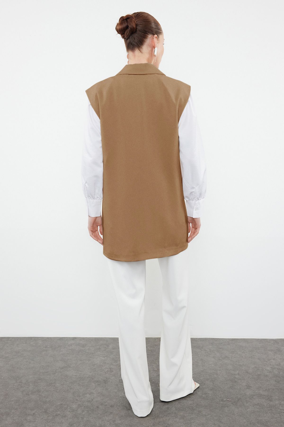 Trendyol Modest-Nerzfarbene gewebte Weste mit halber Taille und Gürtelverschluss TCTAW23YL00006 4