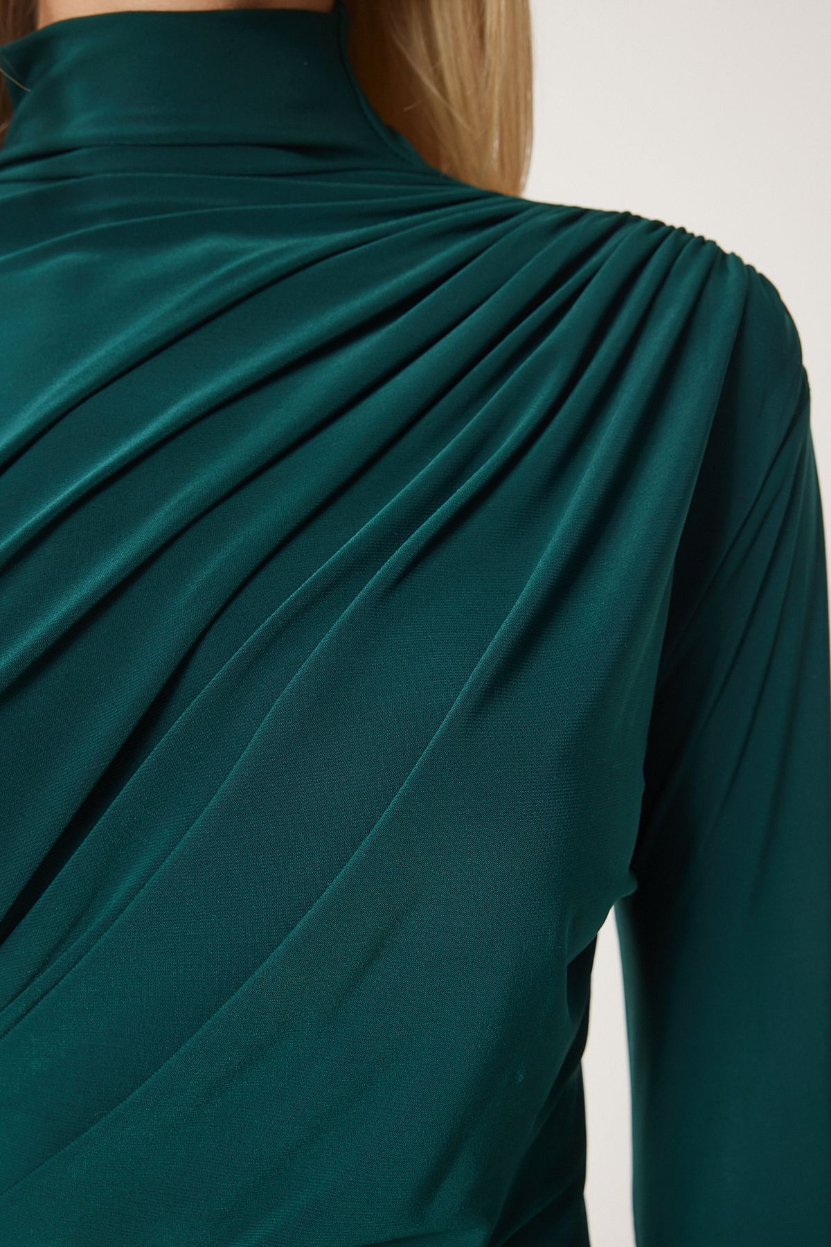 Happiness İstanbul-Dunkelgrüne geraffte, detaillierte Sandy-Bluse mit hohem Kragen für Damen FF00135 3