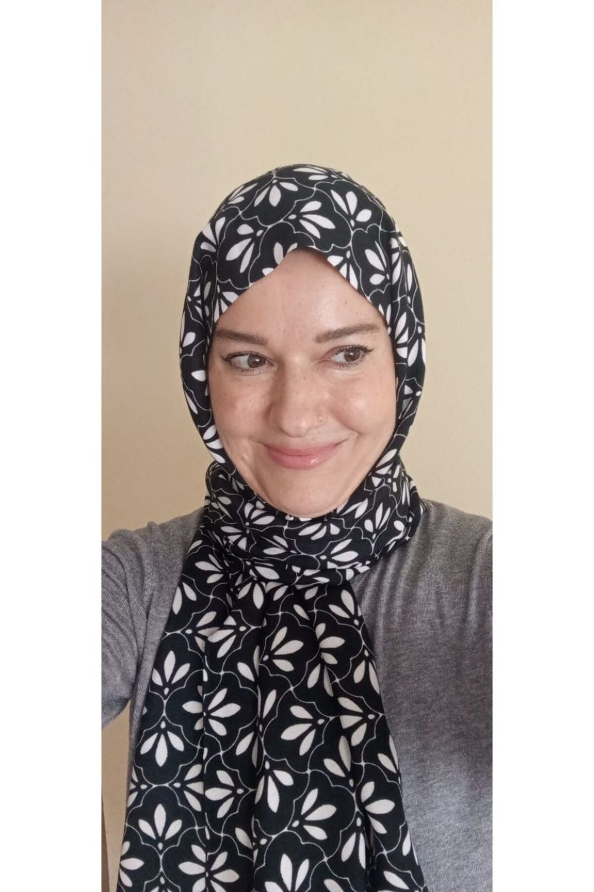 İskeçe Exclusive-Black and White Scarf with Self Pattern in Custom Box 4