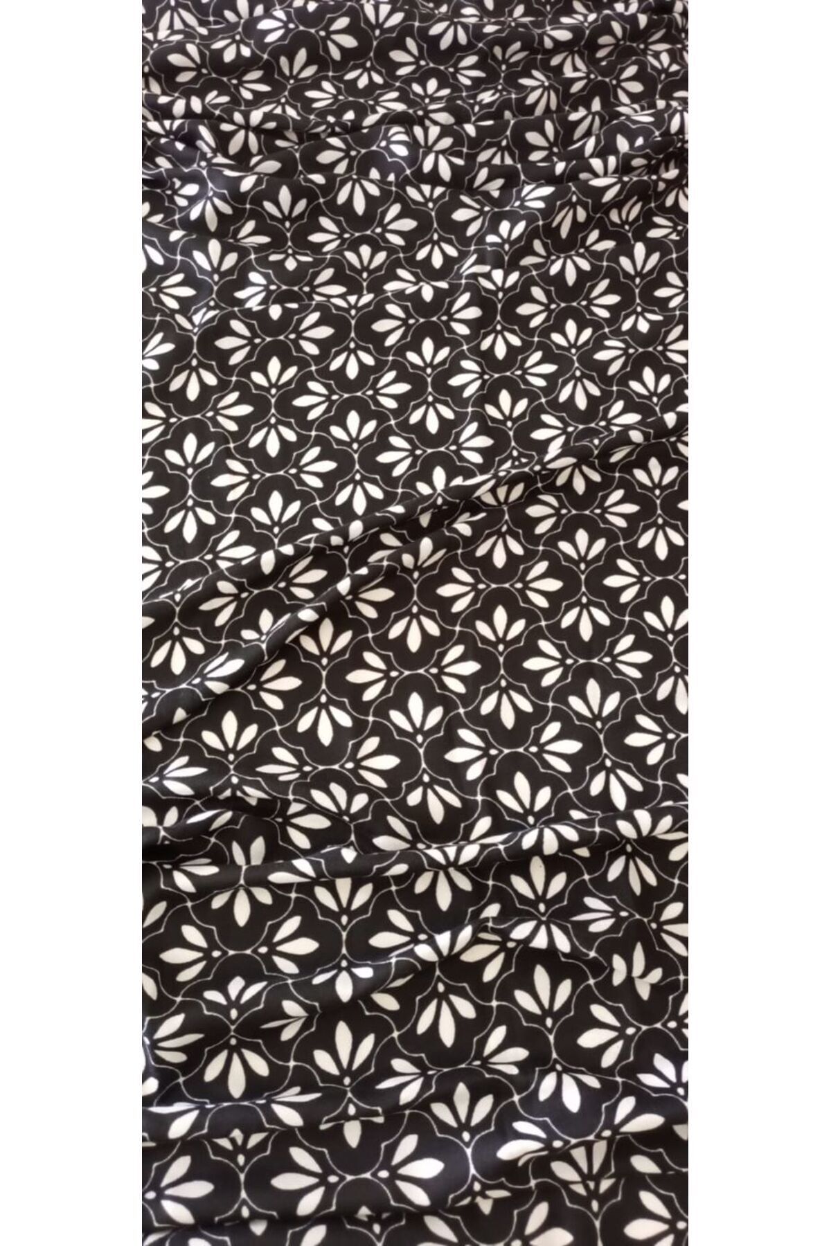 İskeçe Exclusive-Black and White Scarf with Self Pattern in Custom Box 2