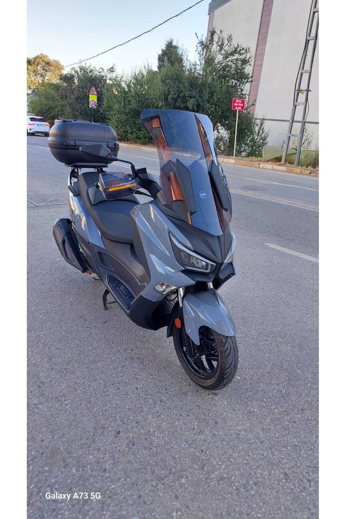 SYM Joymax Z Plus Siperlik Ön Cam 2023-2025 Model 70cm Füme Renkli 4mm