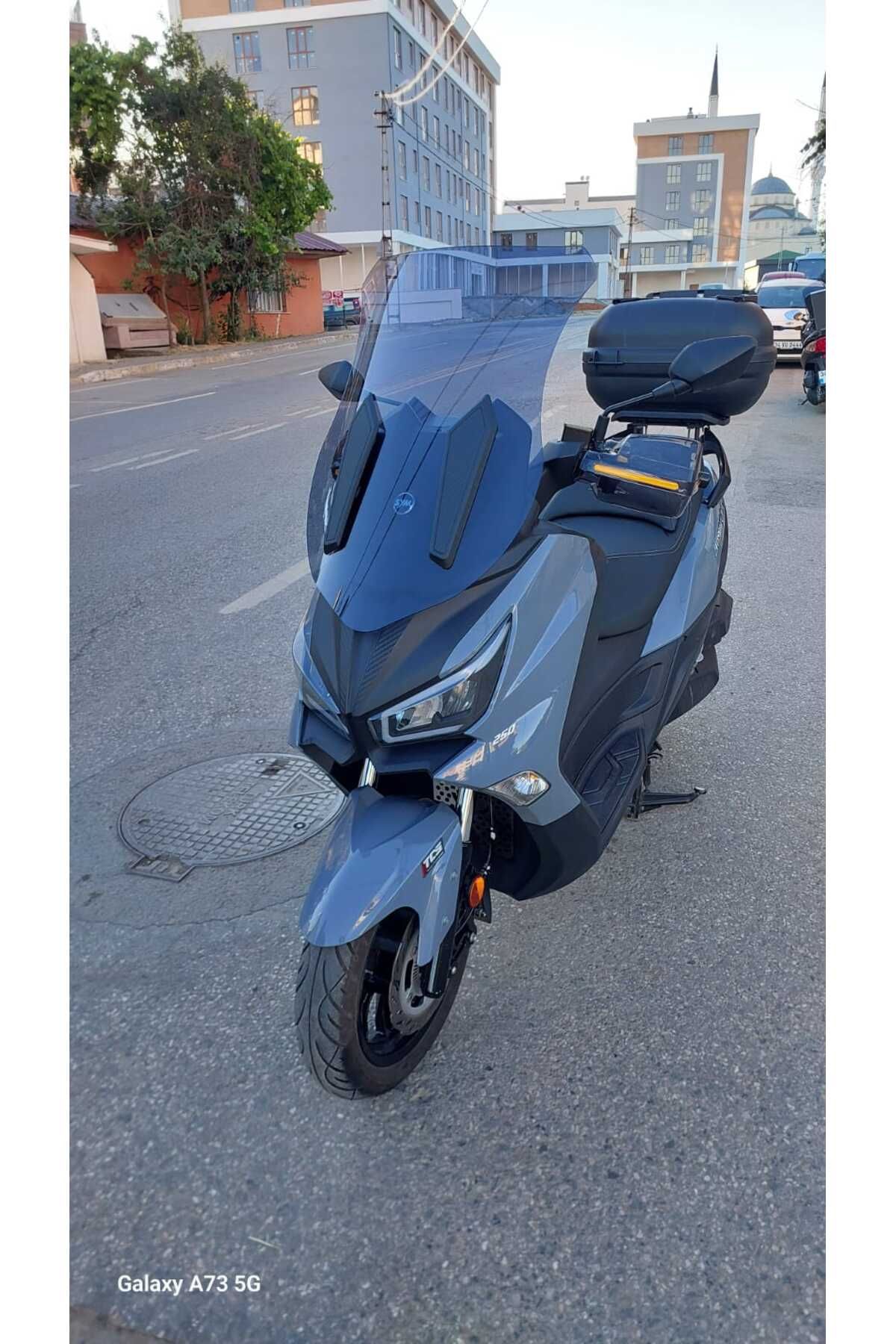 SYM Joymax Z Plus Siperlik Ön Cam 2023-2025 Model 70cm Füme Renkli 4mm