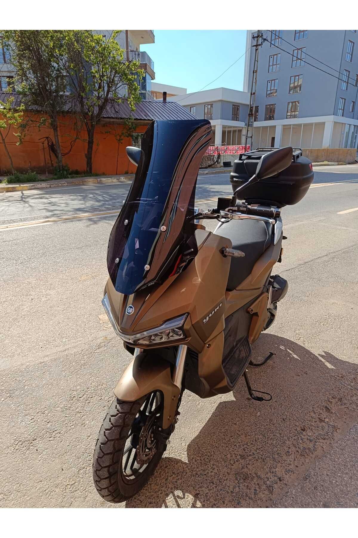 Yuki Adventure 150 Siperlik Ön Cam 2023-2025 Model 65cm Siyah Renkli 4mm ORTA BOYLU CAM
