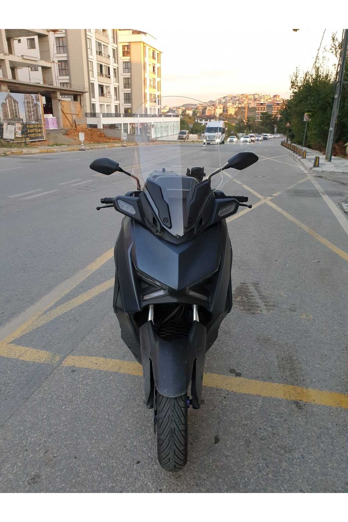 Yamaha Xmax 250 Siperlik Ön Cam 2023-2025 Model 65cm Siyah Renkli 4mm ORTA BOYLU CAM