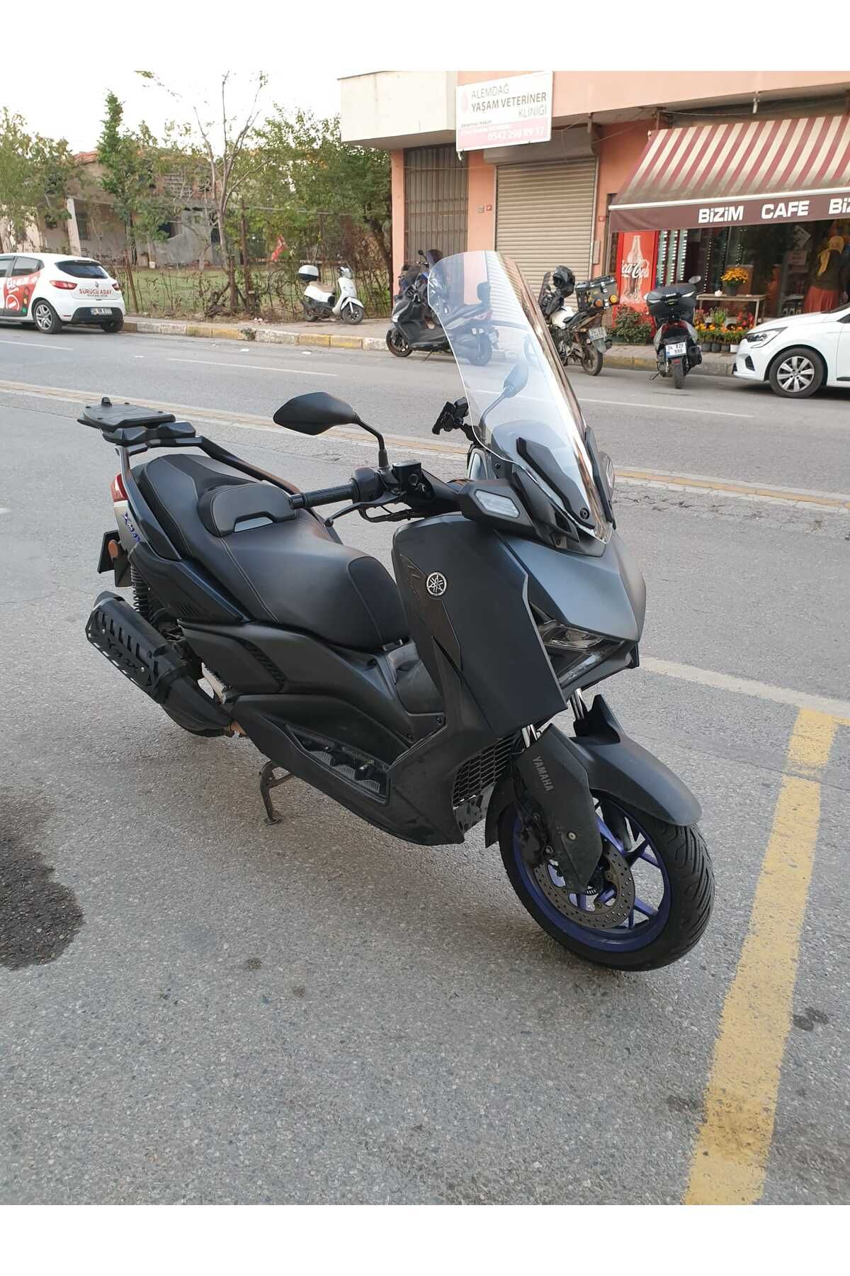 Yamaha Xmax 250 Siperlik Ön Cam 2023-2025 Model 65cm Siyah Renkli 4mm ORTA BOYLU CAM