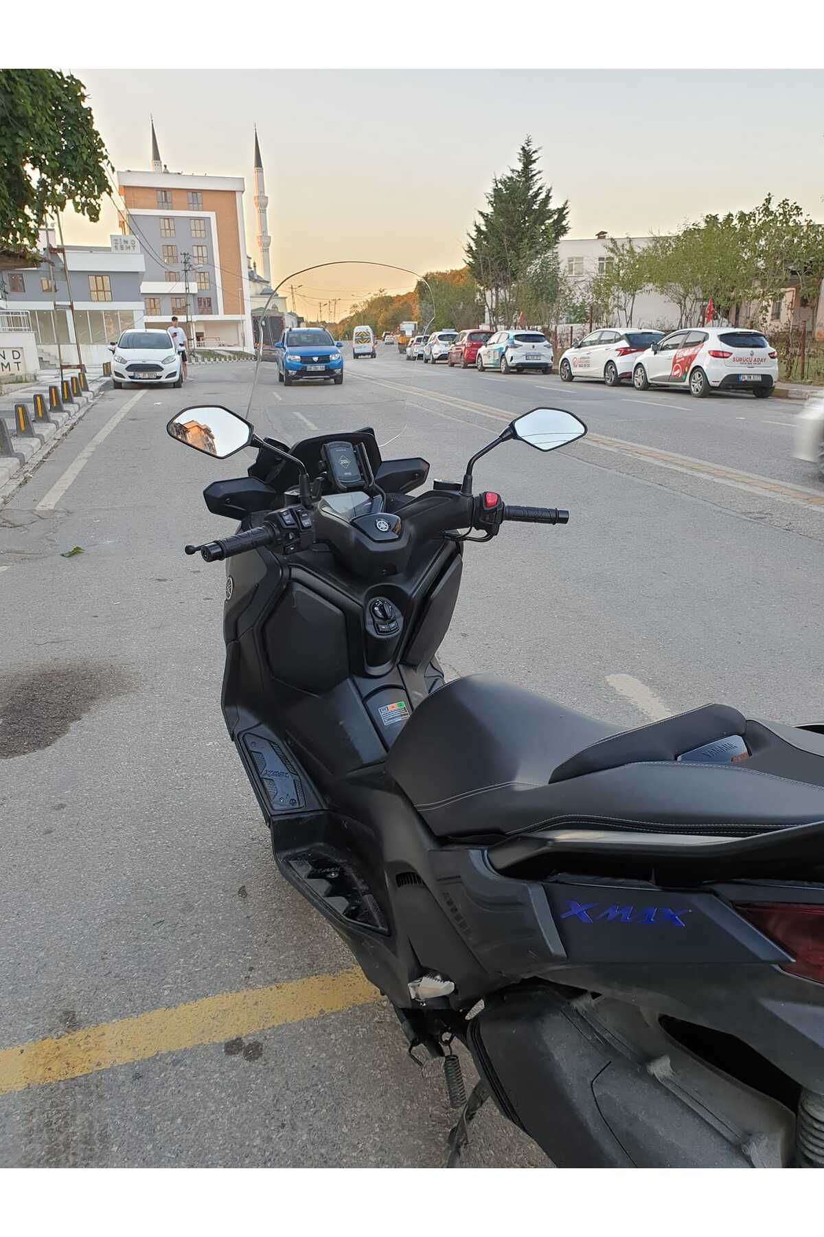 Yamaha Xmax 250 Siperlik Ön Cam 2023-2025 Model 65cm Siyah Renkli 4mm ORTA BOYLU CAM