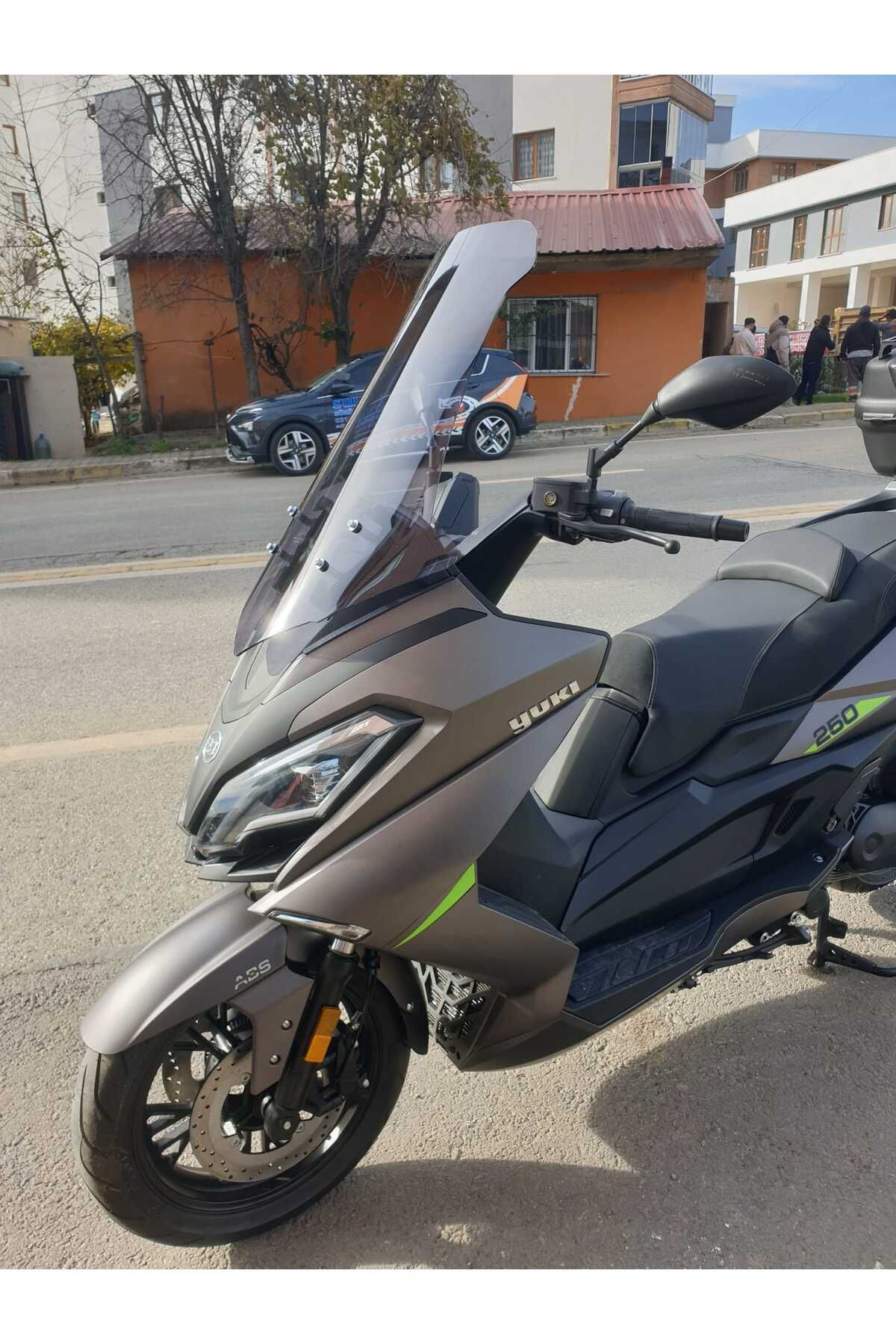 Yuki Explorer 250 Siperlik Ön Cam 2021-2025 Model 72cm Füme Renkli 4mm UZUN CAM