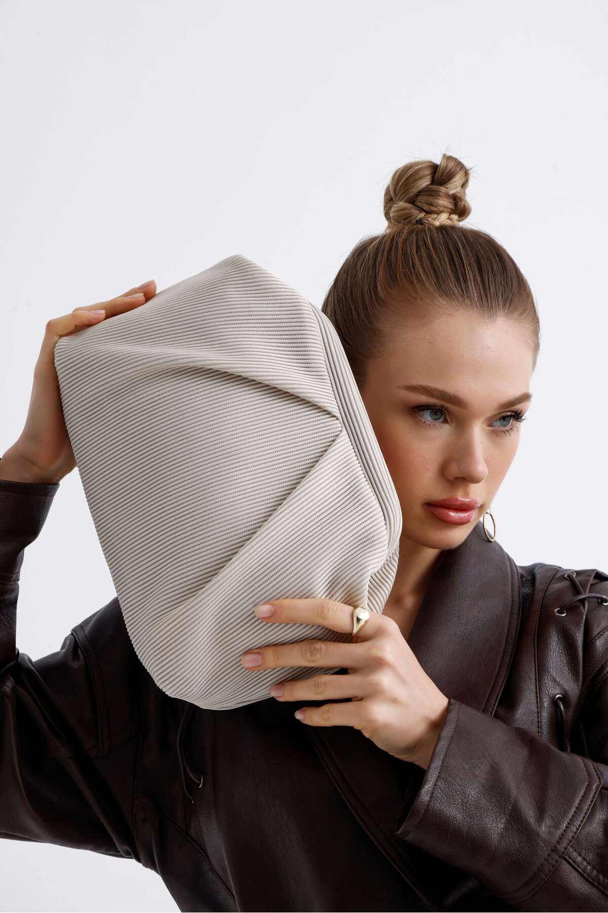HEYBE'S Heybes Kadın Krem Piliseli Clutch El Çantası görsel 6