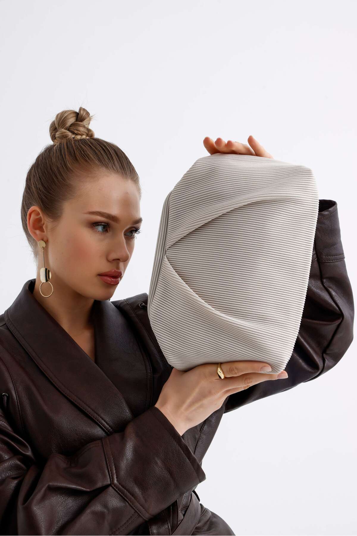 HEYBE'S Heybes Kadın Krem Piliseli Clutch El Çantası görsel 3