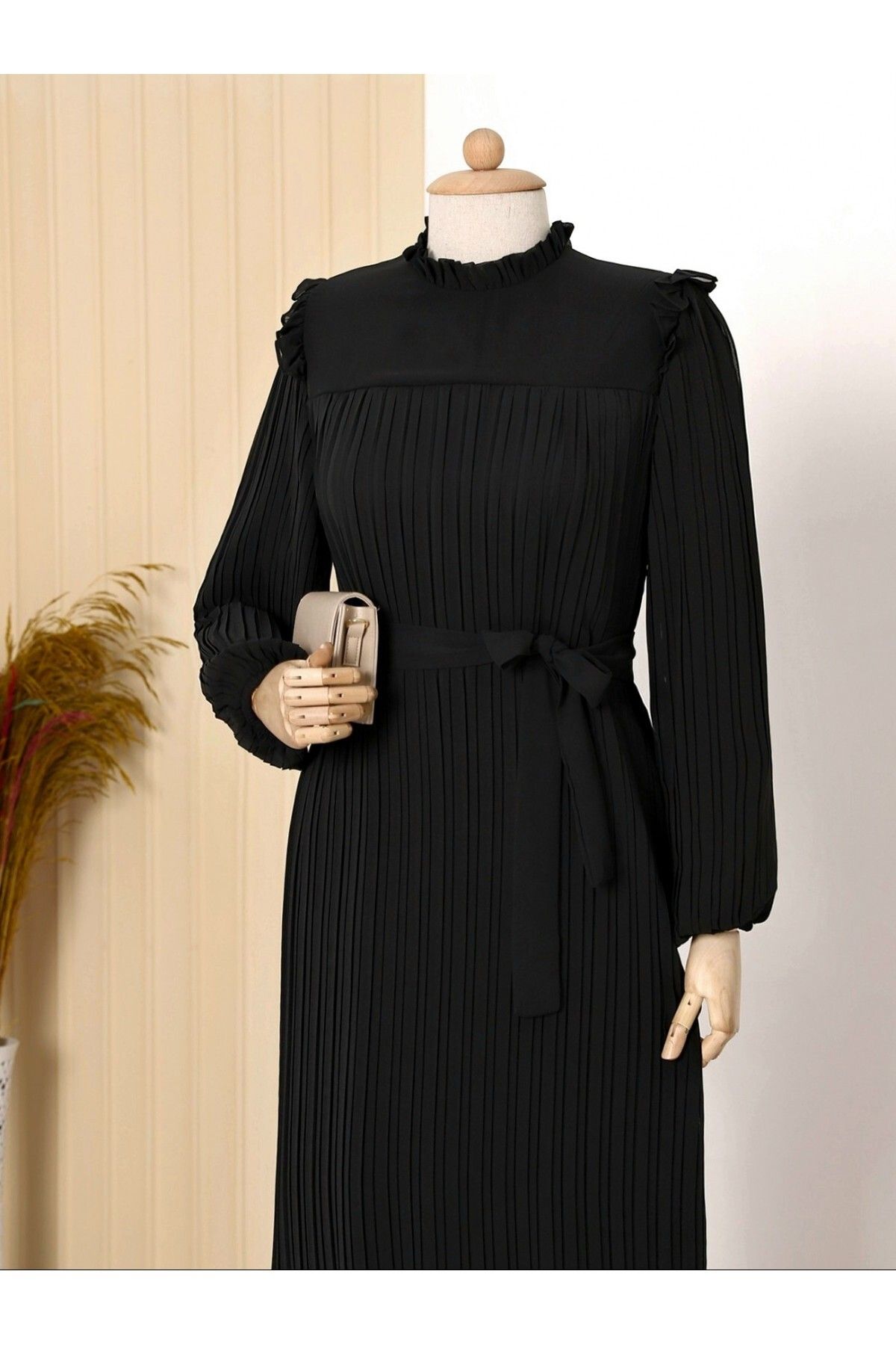 Modamorfo-Rochie neagră cu mâneci plisate și rochie 1