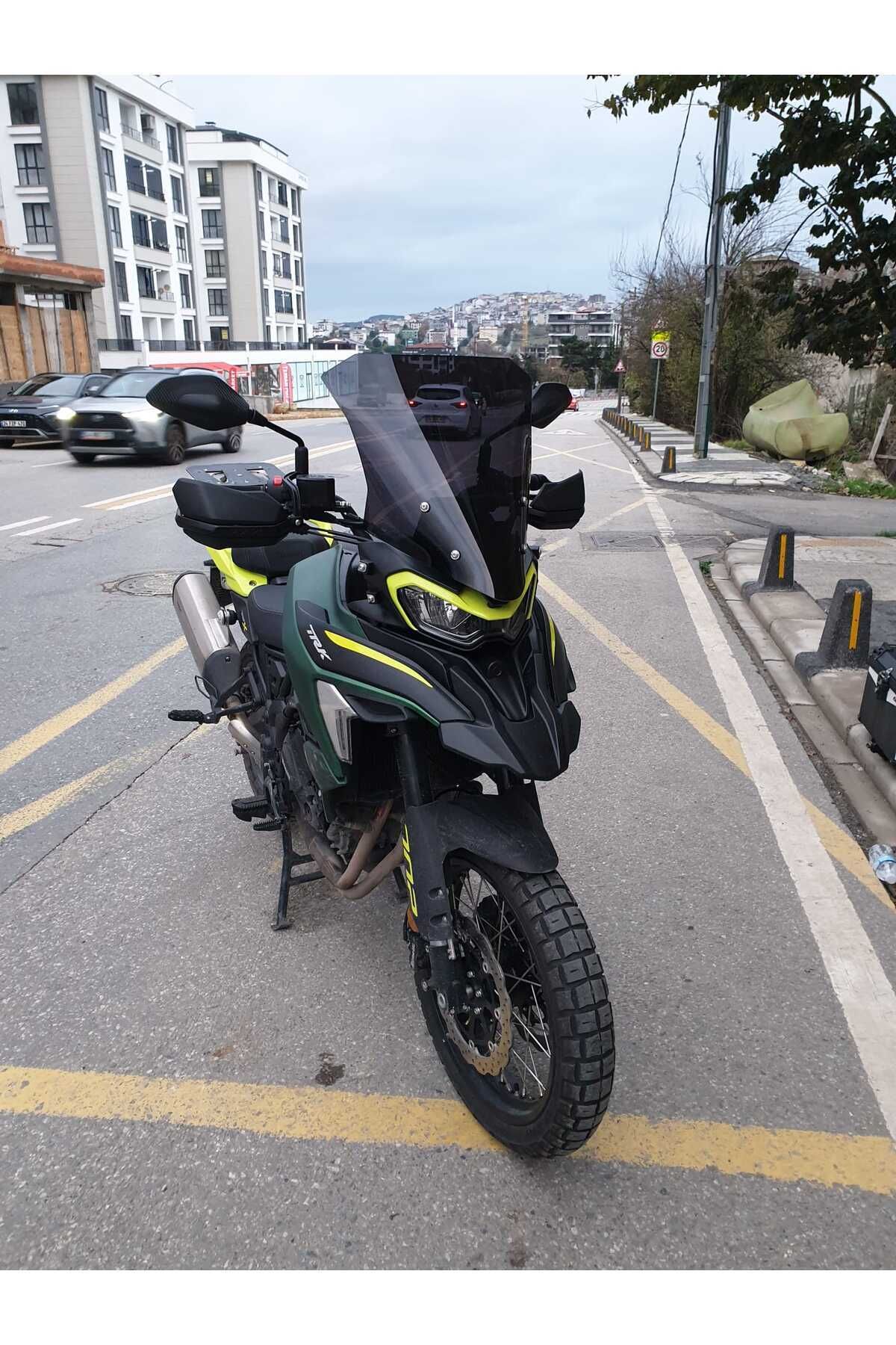 Benelli TRK 702 X Siperlik Ön Cam 2025 Model 51cm Siyah Renkli 4mm 1. TASARIM