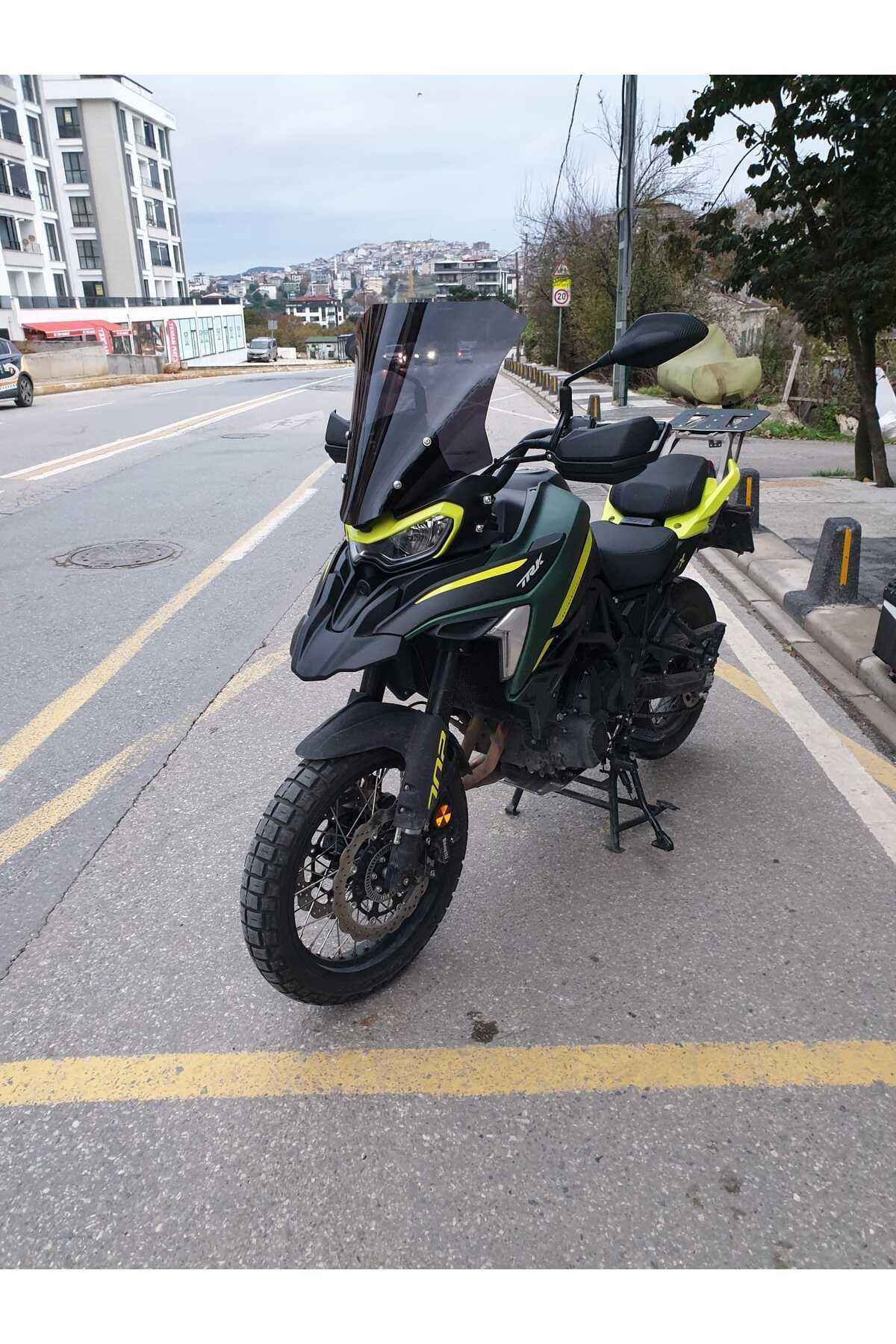 Benelli TRK 702 X Siperlik Ön Cam 2025 Model 51cm Siyah Renkli 4mm 1. TASARIM