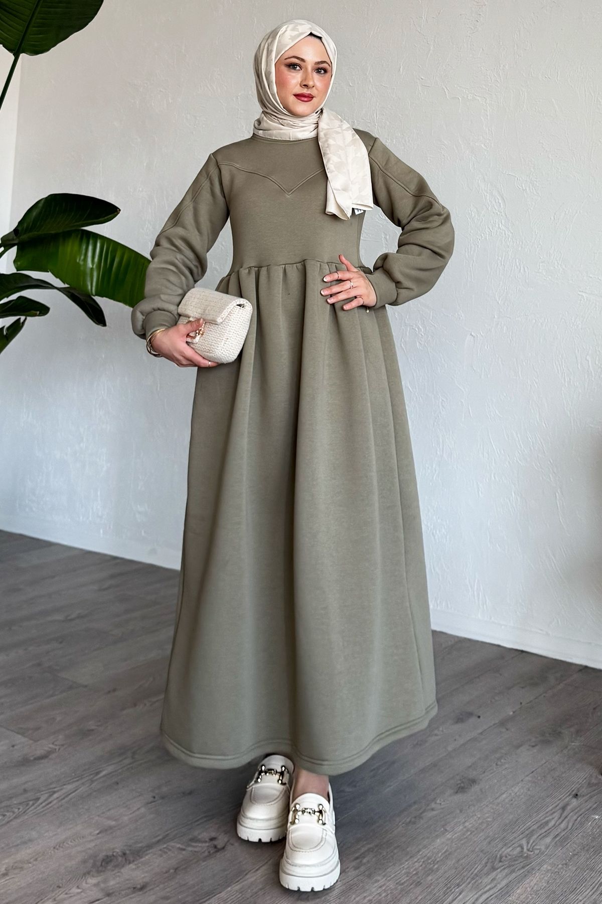 InStyle-Rochie elegantă cu mâneci cu balon de culoare kaki 1