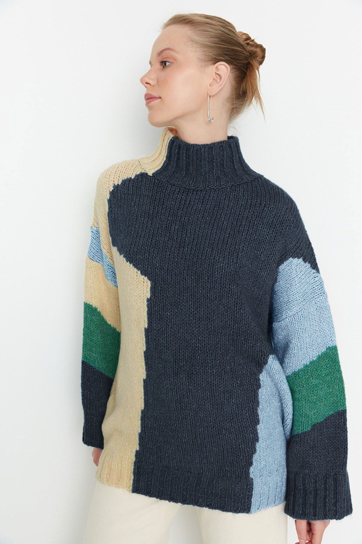 Trendyol Collection-Strickpullover, weit geschnitten mit weichem, strukturierten Color-Blocking-Muster, blau TWOAW20XS0047 1
