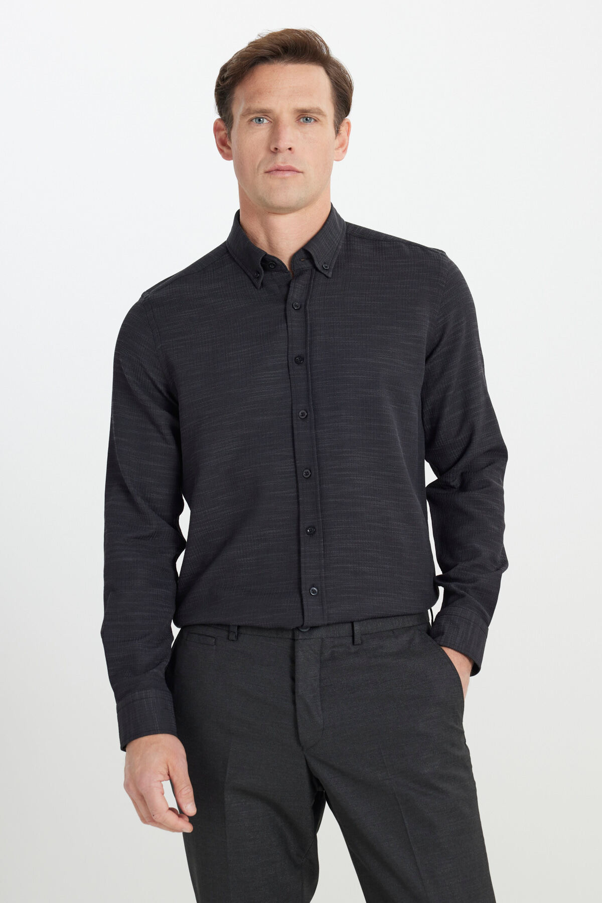 Erkek Antrasit Pamuklu Slim Fit Dar Kesim Düğmeli Yaka Armürlü Esnek Gömlek