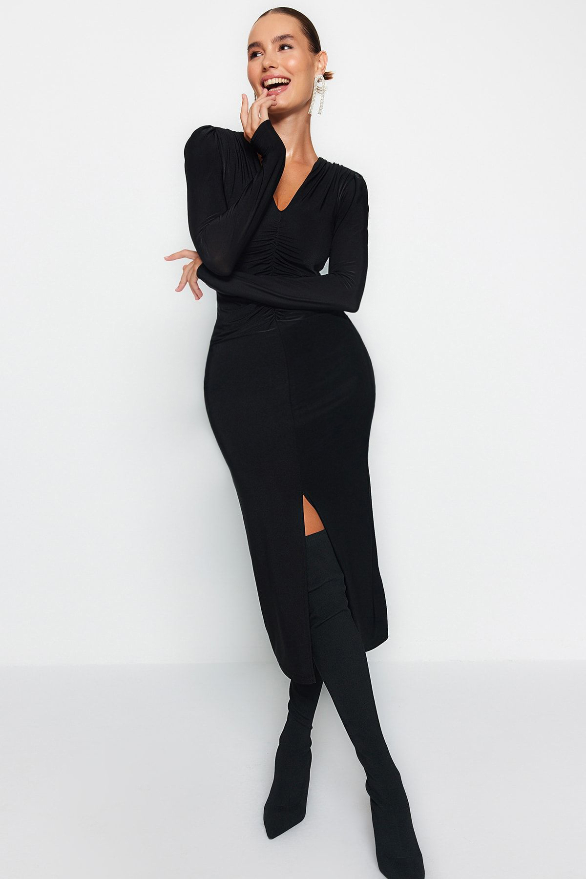 Trendyol Collection Czarna dopasowana dzianinowa elegancka midi wieczorowa sukienka balowa TPRAW24EL00079