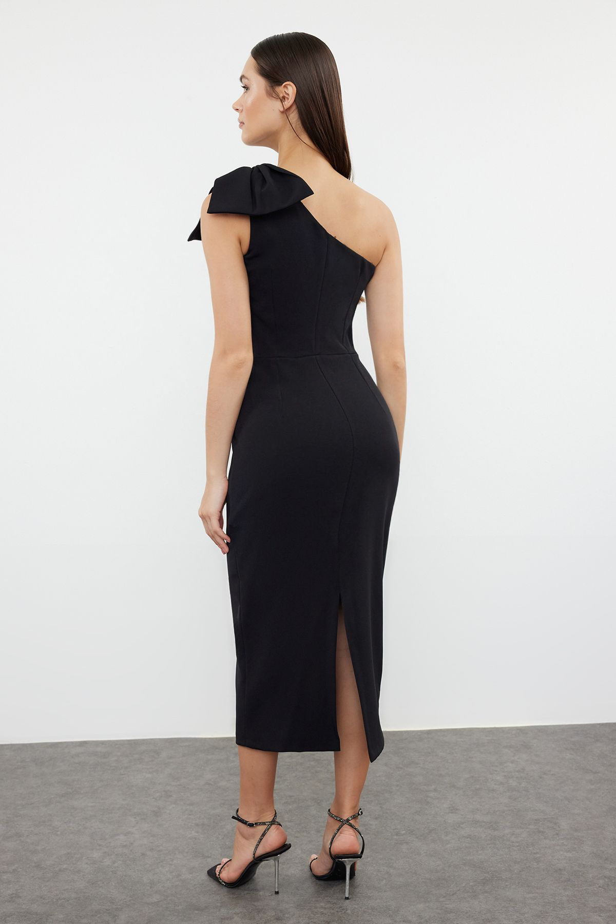 Trendyolmilla  Siyah Vücuda Oturan Tek Omuz Fiyonk Detaylı Dokuma Midi Abiye Gece Mezuniye Elbisesi TPRSS24EL00258 - Görsel 6