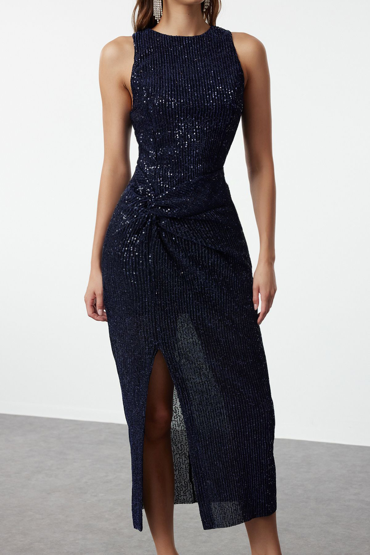 Trendyolmilla  Lacivert Parıltılı Pullu Payet Uzun Abiye Gece Mezuniyet Elbisesi TPRSS24EL00030 - Görsel 4