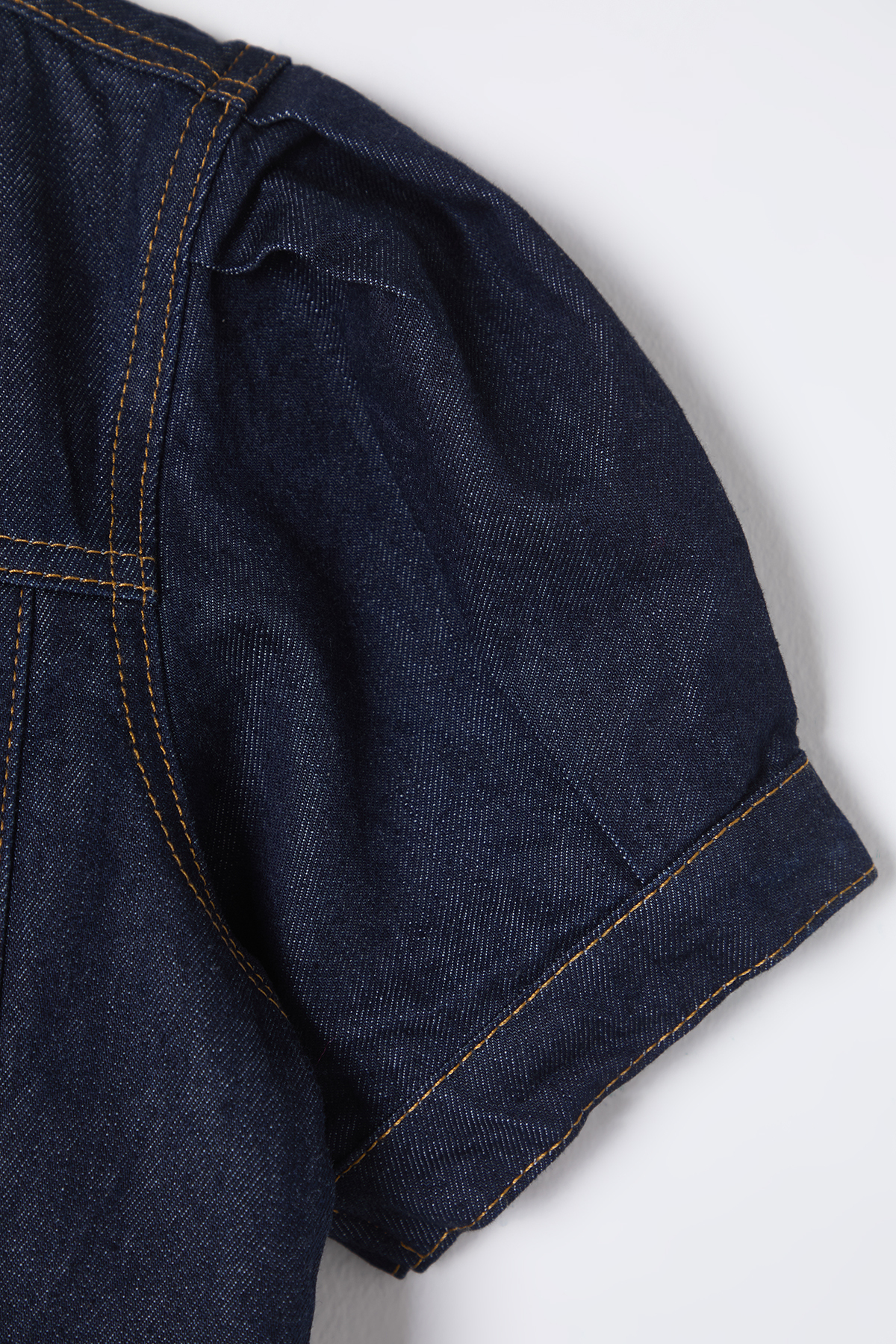 Trendyolmilla  Koyu Mavi Kısa Balon Kollu V Yaka Denim Bluz TWOSS25BZ00000 - Görsel 8