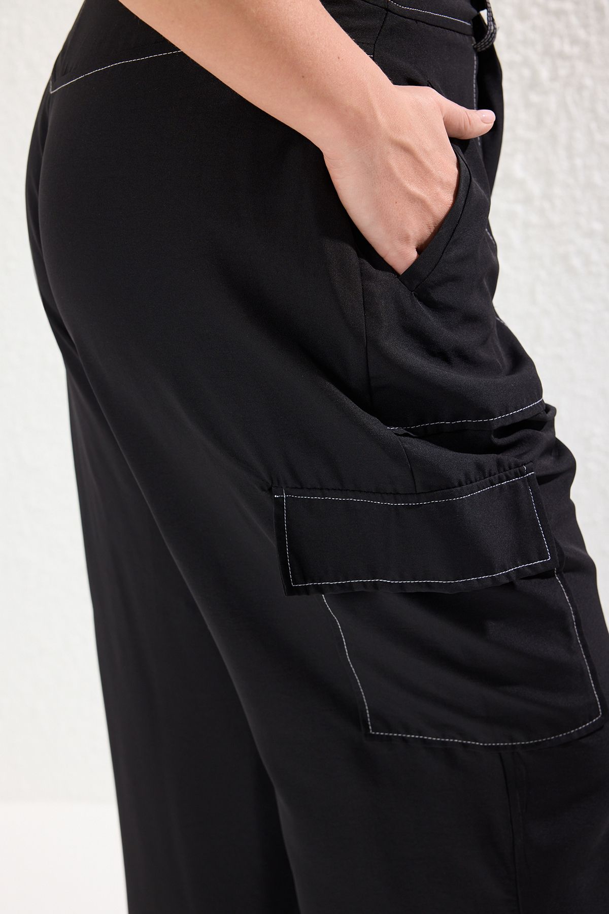 Trendyol Curve-Černé Cargo Wide Leg Kontrastní prošívání Detail Woven Pants Tbbaw25Ar00024 5