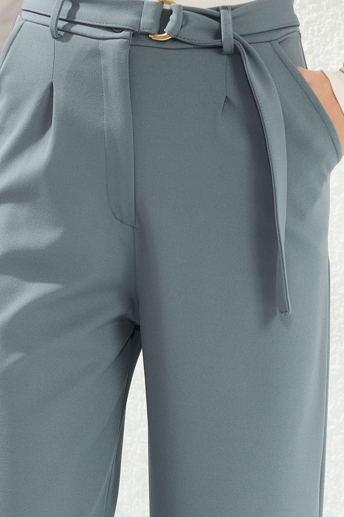 Trendyol Collection-Intelligente Krepphose mit hoher Taille und weitem Bein – Hellanthrazit mit Gürtel, gestrickt, TWOSS23PL00330 3