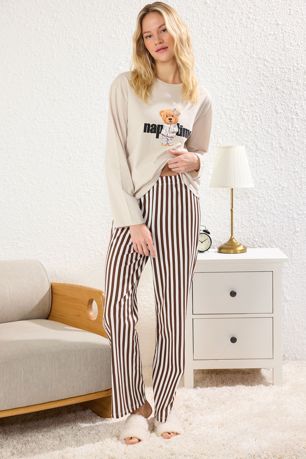 Trendyol Collection-Set de pijamale de cuplu pentru femei de culoare ecru - 100% bumbac, dungi și ursuleți THMAW25PT00171 2