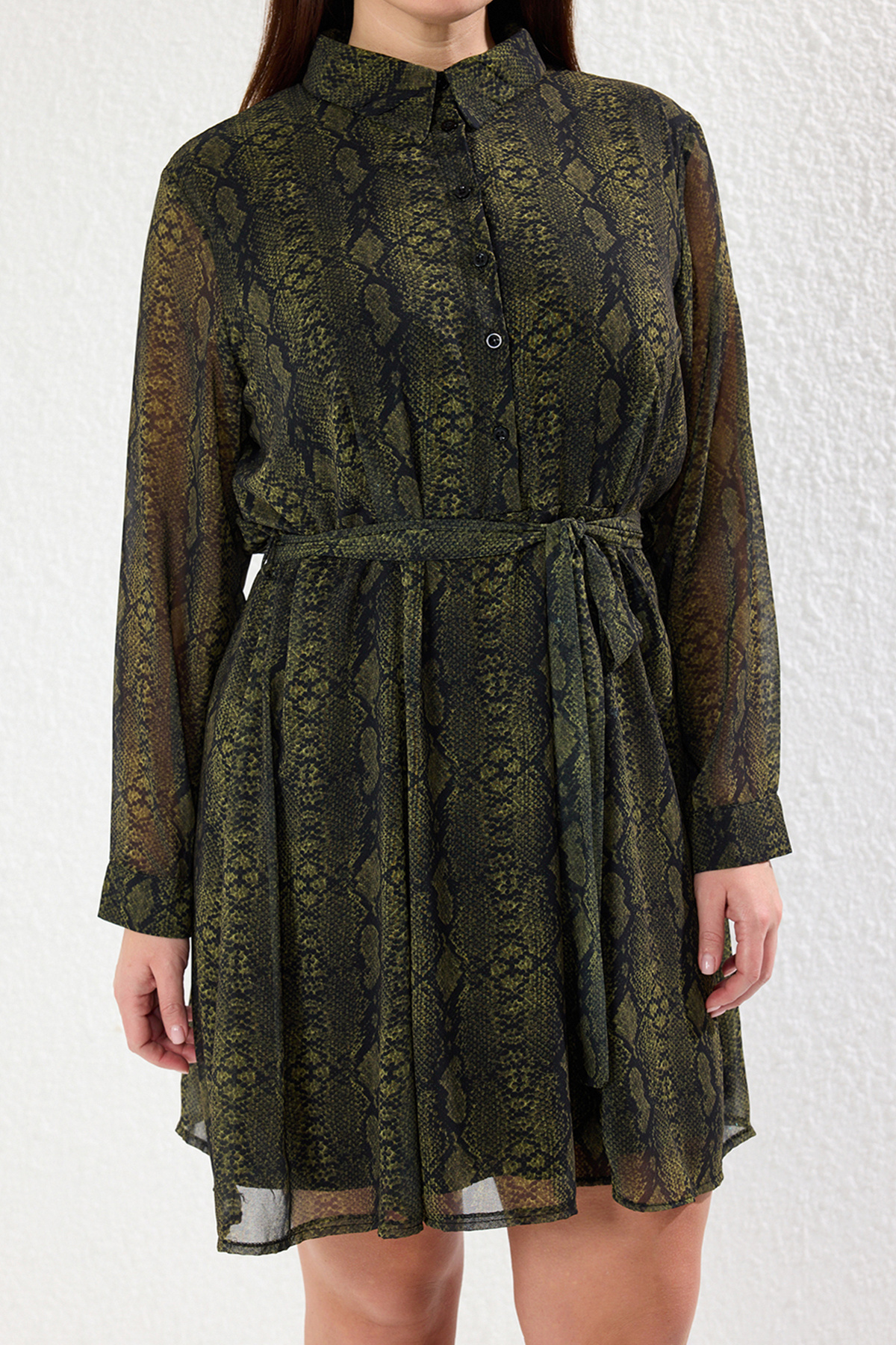 Trendyol Curve-Mehrfarbiges, mit Tiermuster besetztes, mit der Taille geöffnetes, gefüttertes Mini-Chiffon-Webkleid TBBAW25AH00115 3