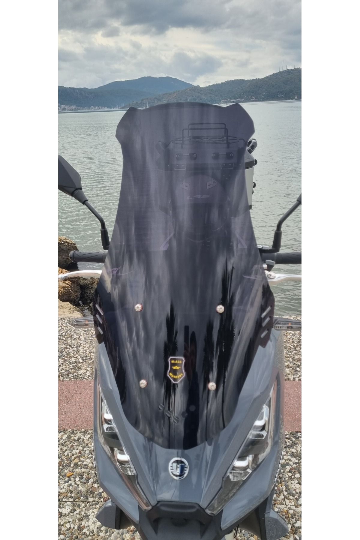 Yuki Xway 125 Siperlik Ön Cam 2023-2025 Model 65cm Siyah Renkli 4mm ORTA BOYLU