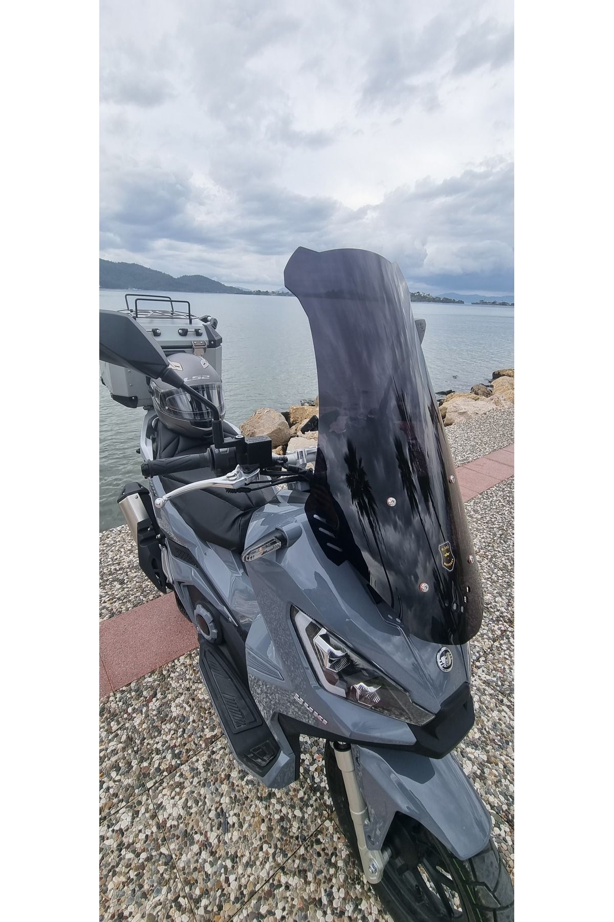 Yuki Xway 125 Siperlik Ön Cam 2023-2025 Model 65cm Siyah Renkli 4mm ORTA BOYLU