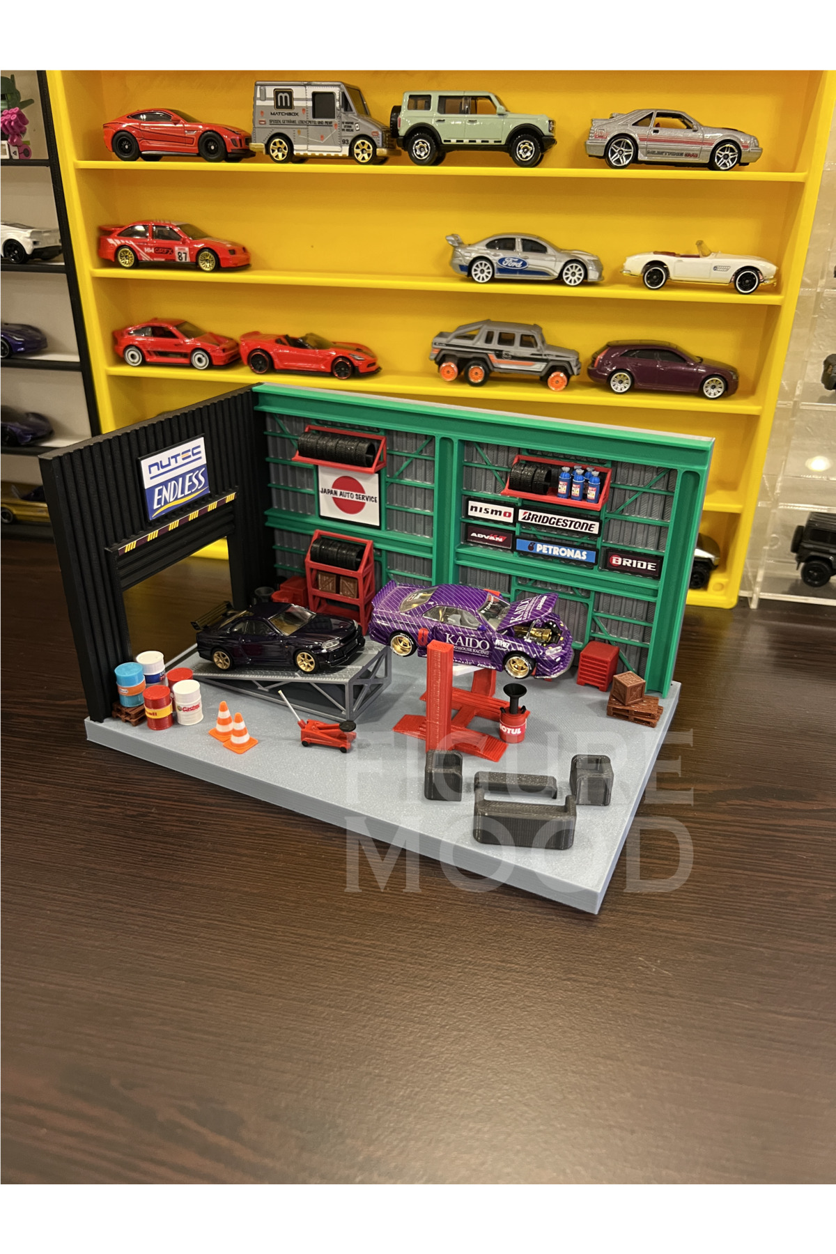 Figure Mood 1/64 Scale Garage Themed Diorama - Vehicles Not