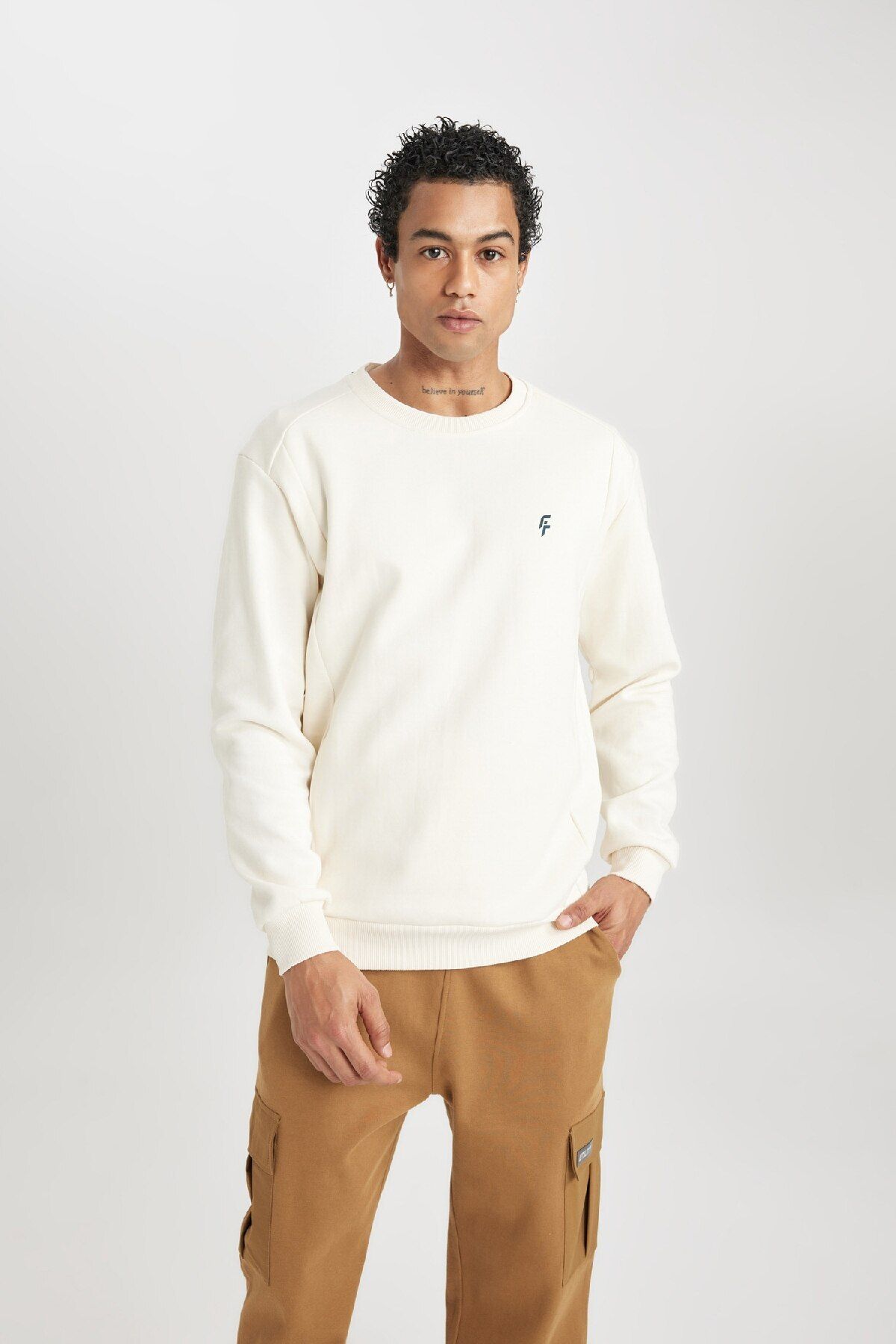 DeFacto-Bedrucktes Sweatshirt mit Rundhalsausschnitt und Taschen – Passform Standard B4773ax24sp 5