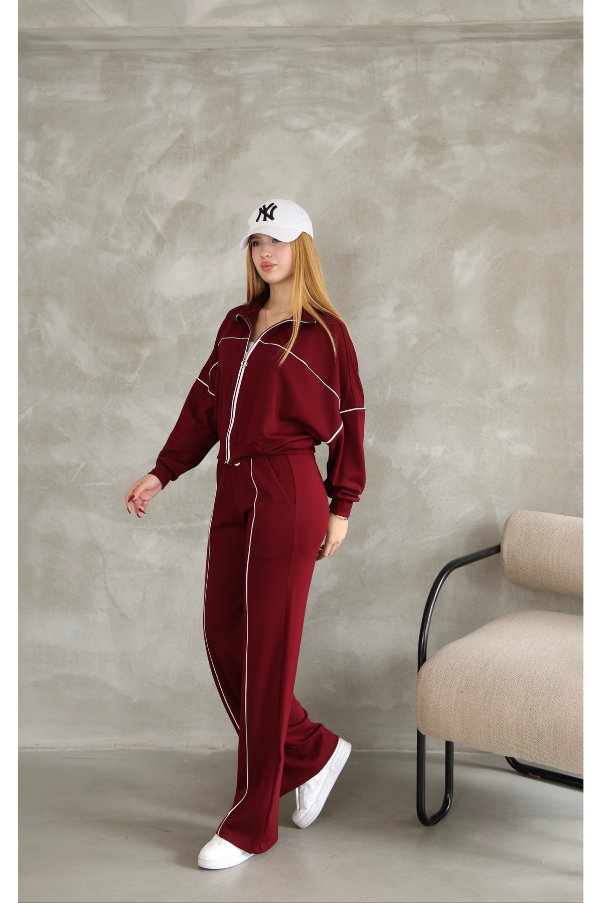 بدلة رياضية من القماش المشروط بأرجل واسعة مع سحاب