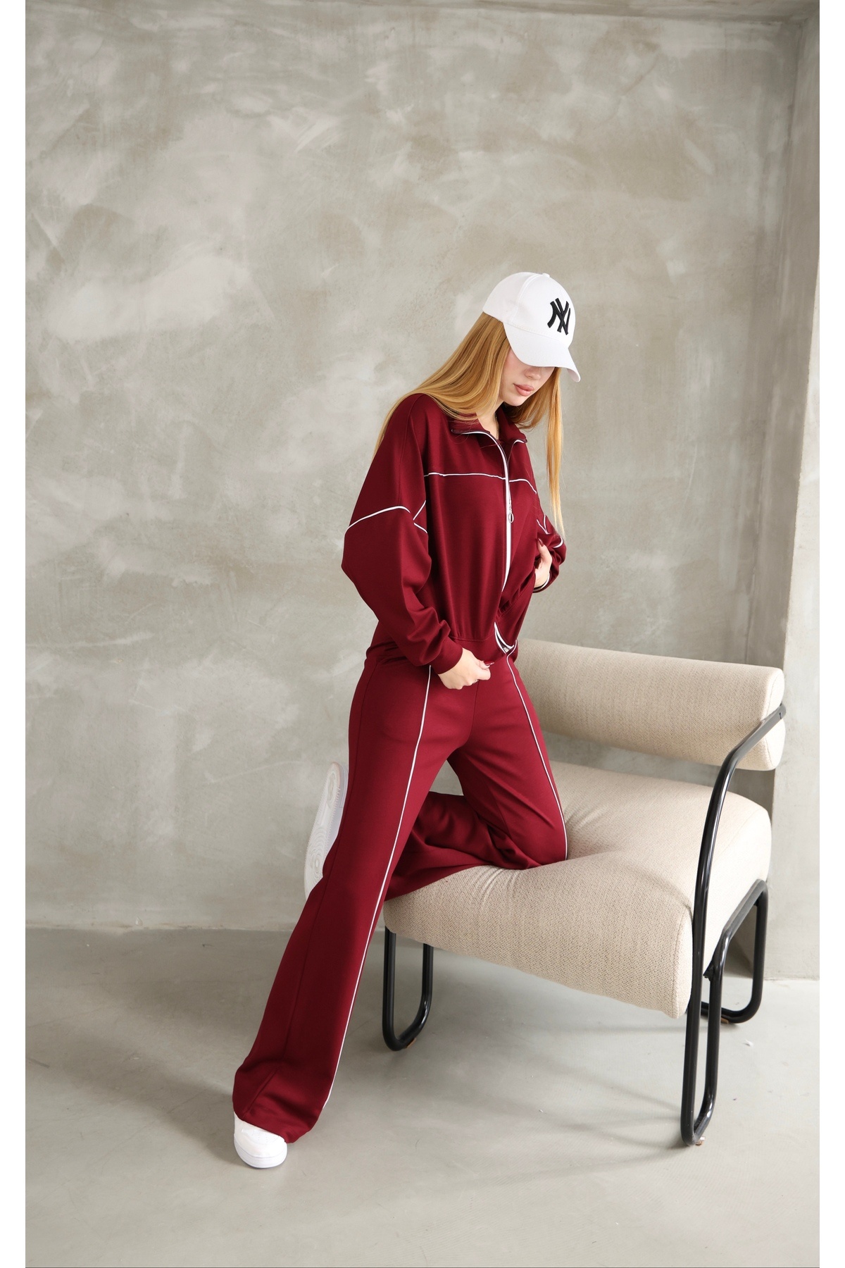 بدلة رياضية من القماش المشروط بأرجل واسعة مع سحاب