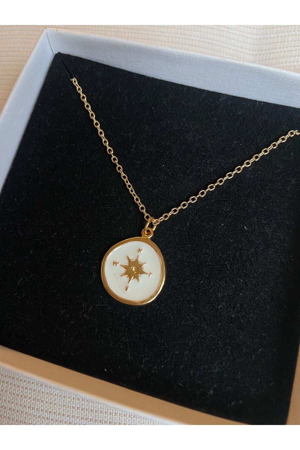 Beyaz Pusula Gold Charm Kolye - Detay Görseli 1