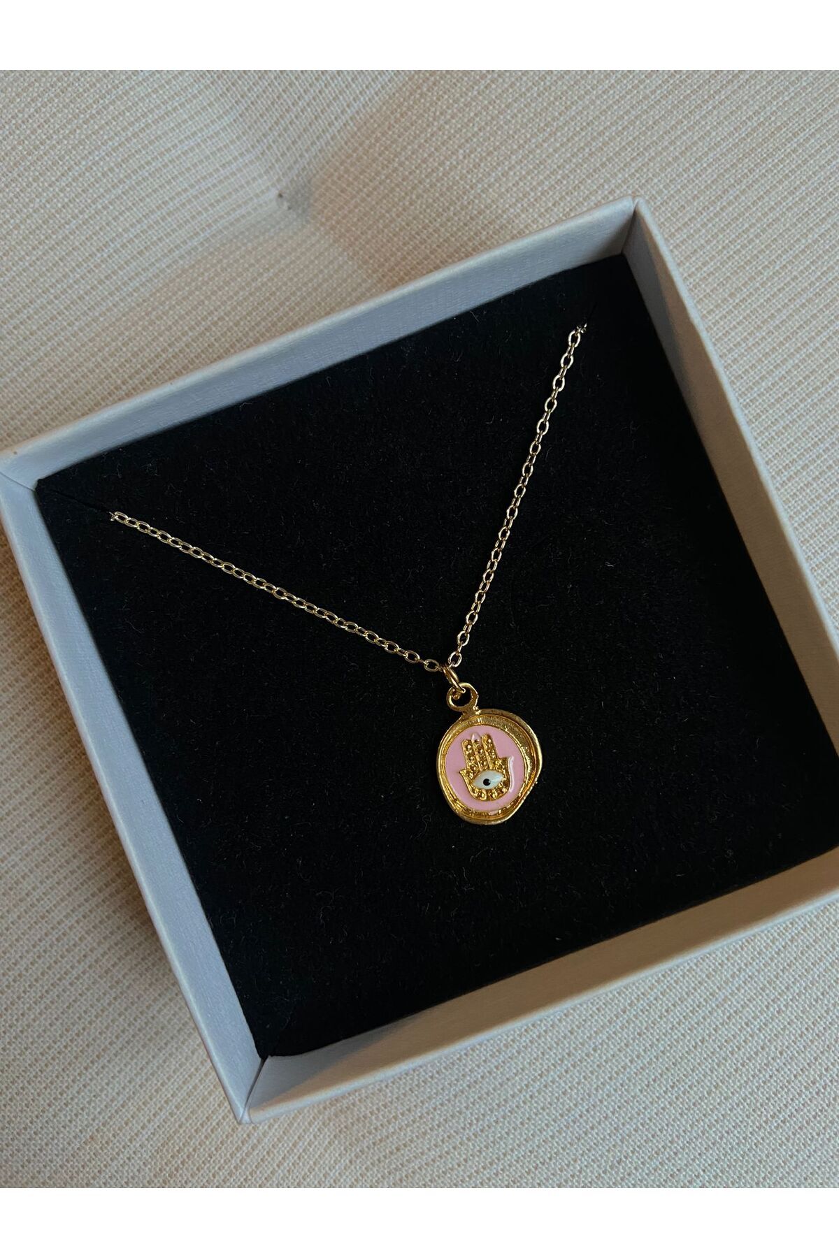 Pembe Hamsa Altın Kaplama Yuvarlak Charm Kolye